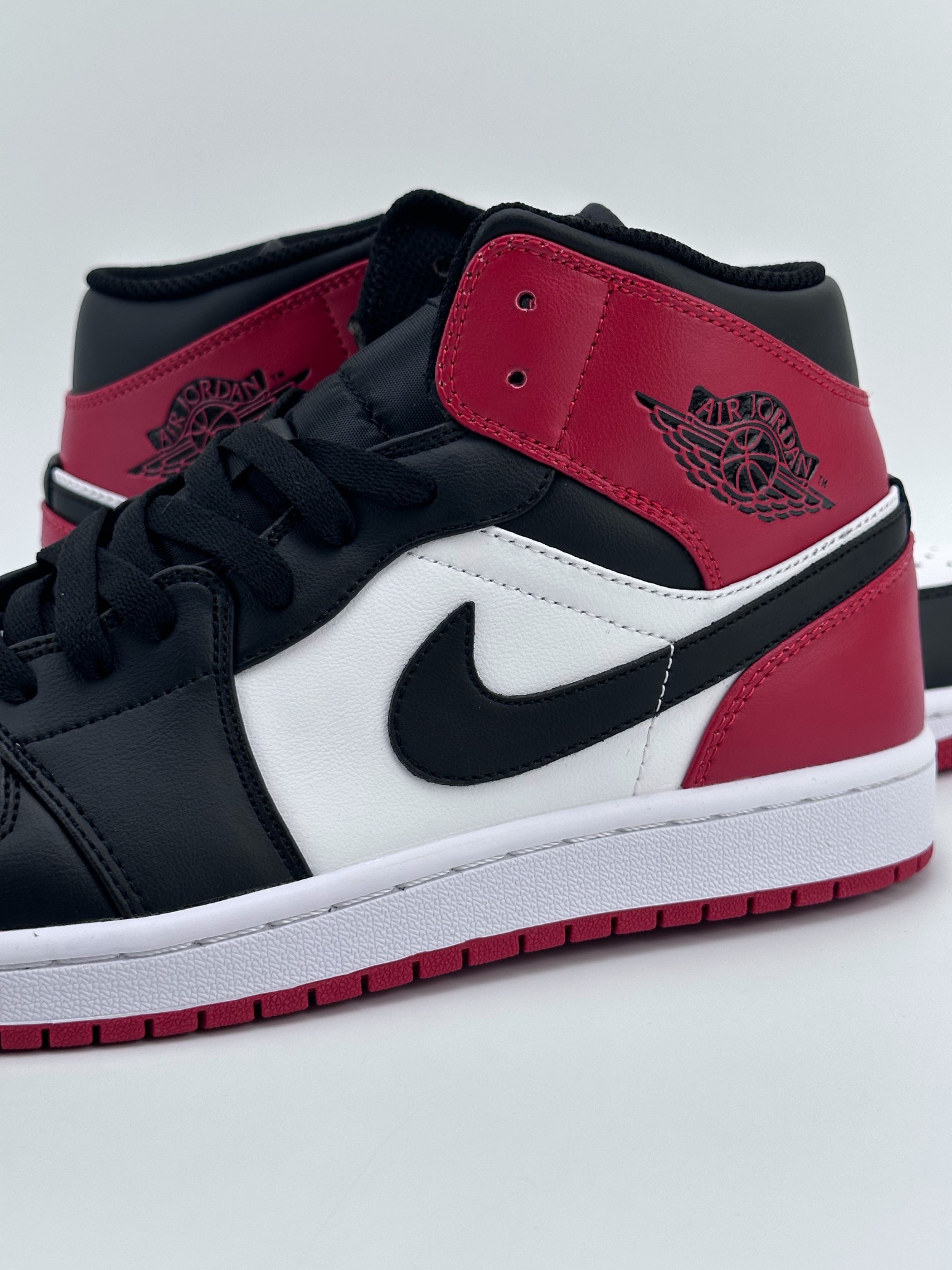 Air Jordan 1 Mid Black Toe 307383-102