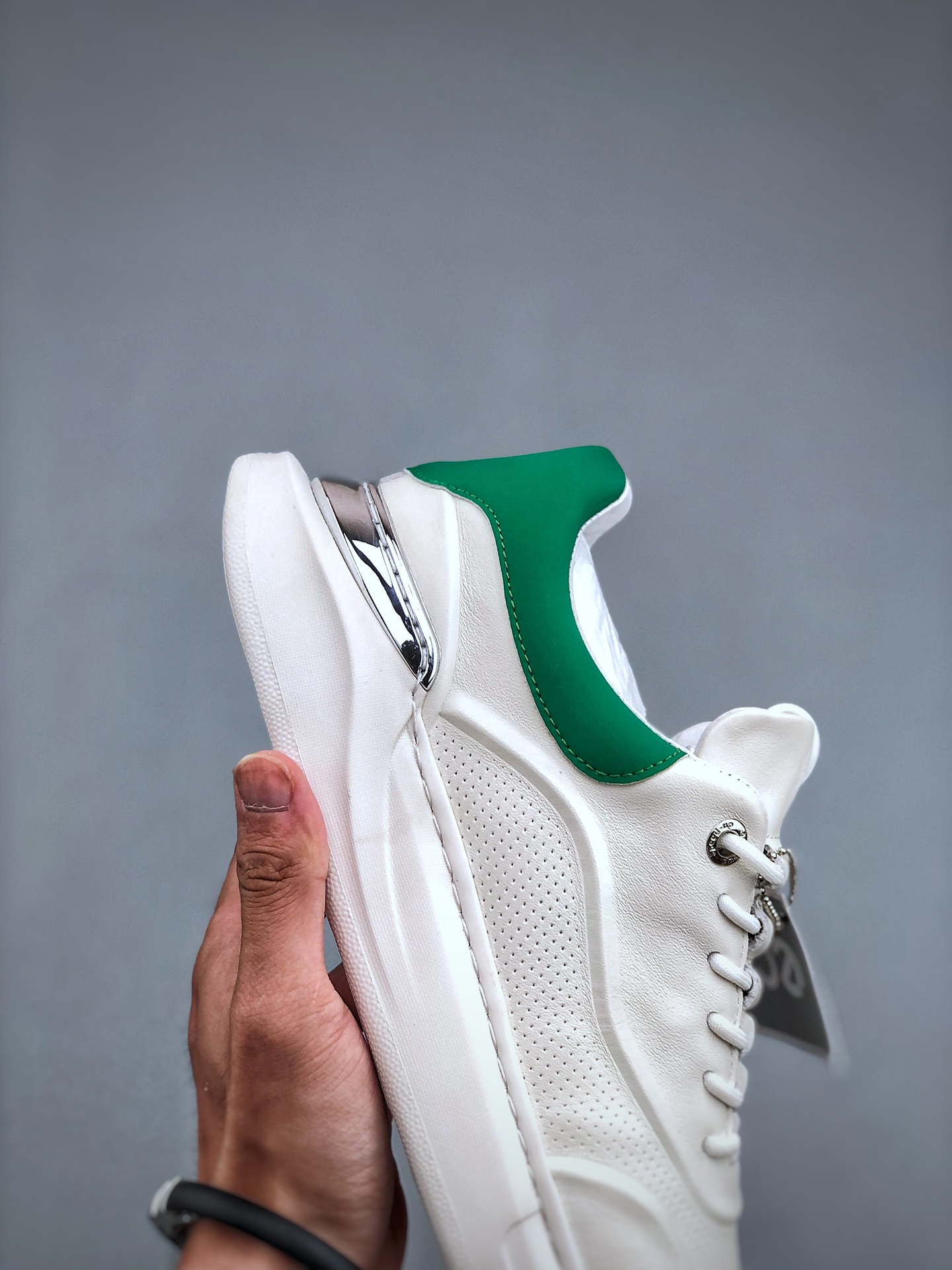 ECCO's new popular all-match casual shoes on Xiaohongshu have neat upper stitching