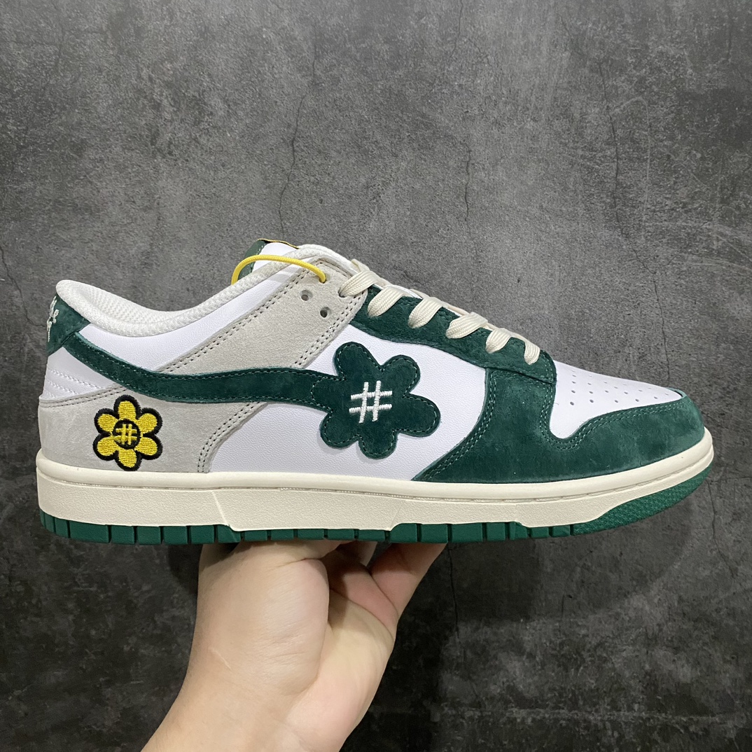 【纯原版本】DJ Soda同款,花花图案2023ss限定！新晋小众潮牌-WTP/Water The Plant 1.0 Dunk Low\”Shroom\”太阳花笑脸系列低帮休闲运动滑板板鞋“摩卡棕黑太阳花” 货号：WTP028n#全新更新数据窄楦翘头版型n#采用固色猪巴革组合牛剖皮鞋面材质n#缜密拉帮中底布n#鞋垫嵌EVA缓震物料及背胶n#全新窄版翘头耐磨橡胶大底❗️ 尺码：35.5 36 36.5 37.5 38 38.5 39 40 40.5 41 42 42.5 43 44 44.5 45-莆田鞋批发中心