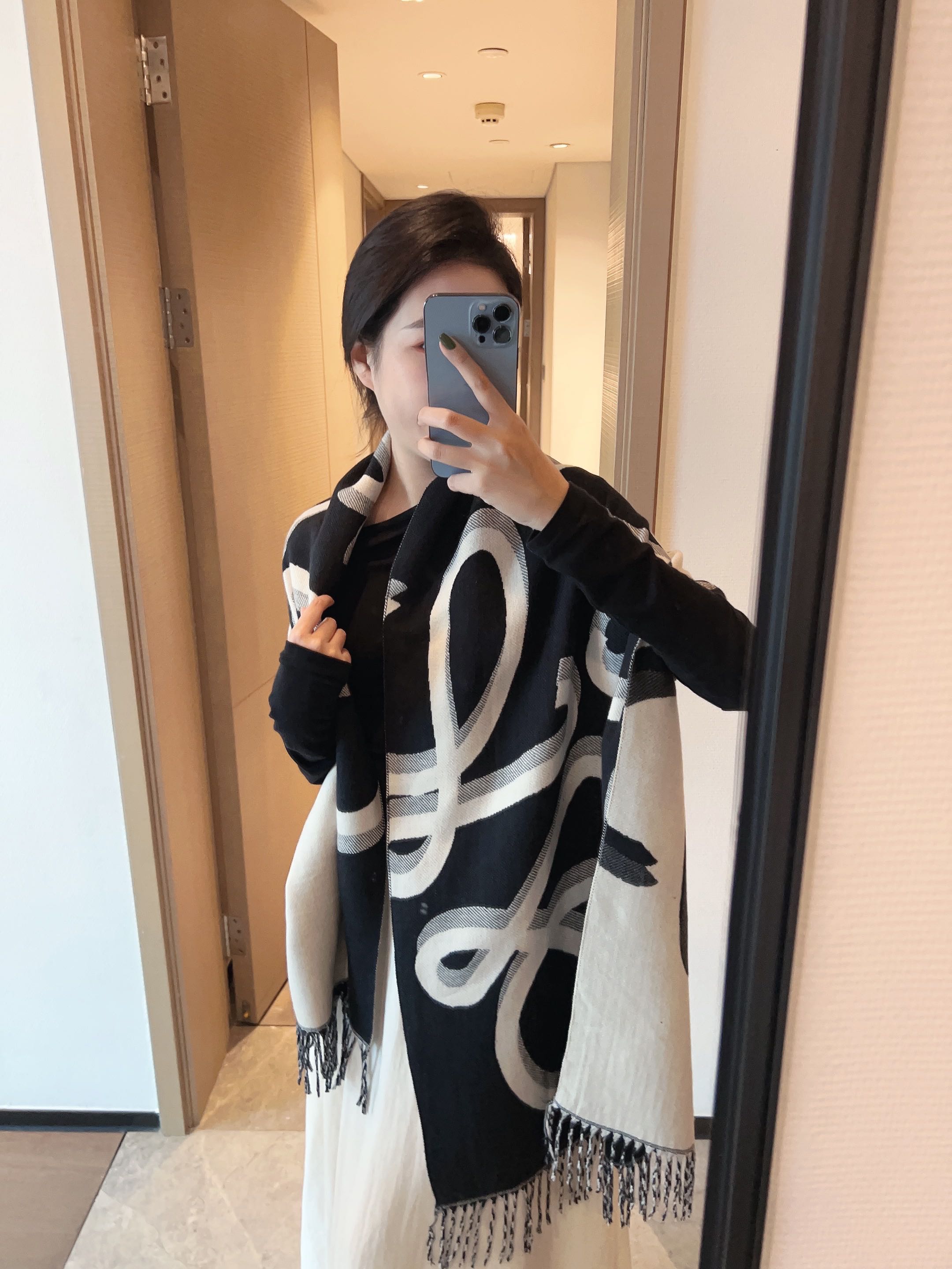 NO:163217,Luo Yiwei [Y-LOE-1002] [LW Colorful Scarf] is very lucky to get things from this brand. It is really rare. It rarely makes orders in China. There are really few styles. Poor Luo Yiwei, as a top luxury brand in Spain, adheres to tradition, skills, enthusiasm, and exudes a unique Spanish aristocratic atmosphere! This model is customized for the counter window! The overall composition of the scarf is the most classic LOGO style design of their brand. Specifications 18065 material core yarn ordinary scarf, ordinary scarf, loewe, loewe19860909罗意威【Y-LOE-1002】【LW彩志长巾】很幸运拿到這个品牌的东西,真的不多见,很少在国內做订单,款式真的少的可怜罗意威作为西班牙的顶尖奢侈品牌,秉承传统,技艺,热诚,散发独特的西班牙贵族气息！本款为专柜的橱窗定制款！围巾整体构图为他们品牌最经典的LOGO风格设计.规格18065材质包芯纱普通围巾,普通围巾,loewe,loewe,scarf