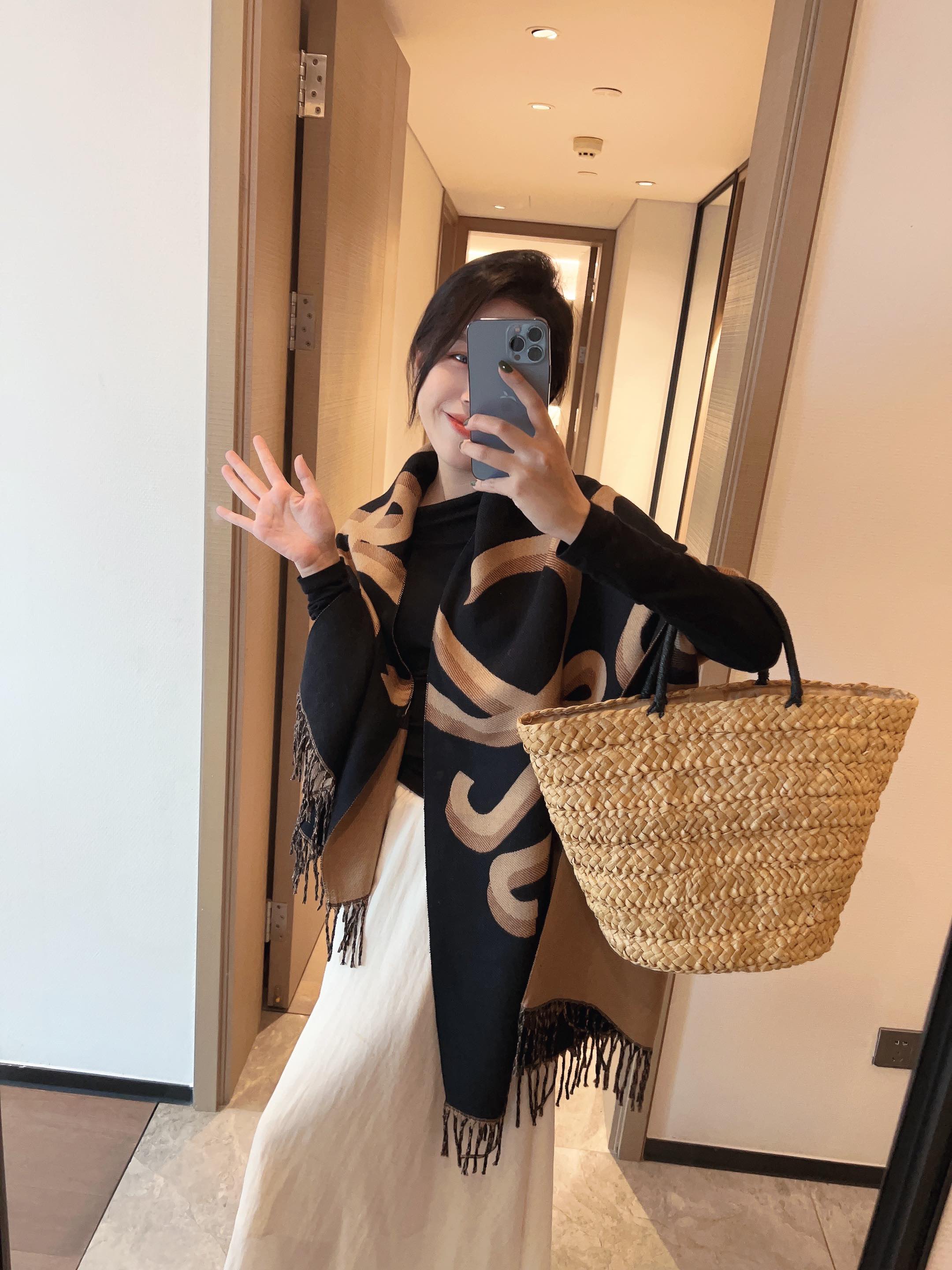 NO:163011,Luo Yiwei [Y-LOE-1002] [LW Colorful Scarf] is very lucky to get things from this brand. It is really rare. It rarely makes orders in China. There are really few styles. Poor Luo Yiwei, as a top luxury brand in Spain, adheres to tradition, skills, enthusiasm, and exudes a unique Spanish aristocratic atmosphere! This model is customized for the counter window! The overall composition of the scarf is the most classic LOGO style design of their brand. Specifications 18065 material core yarn, ordinary scarf, loewe, loewe19860909罗意威【Y-LOE-1002】【LW彩志长巾】很幸运拿到這个品牌的东西,真的不多见,很少在国內做订单,款式真的少的可怜罗意威作为西班牙的顶尖奢侈品牌,秉承传统,技艺,热诚,散发独特的西班牙贵族气息！本款为专柜的橱窗定制款！围巾整体构图为他们品牌最经典的LOGO风格设计.规格18065材质包芯纱,普通围巾,loewe,loewe,scarf