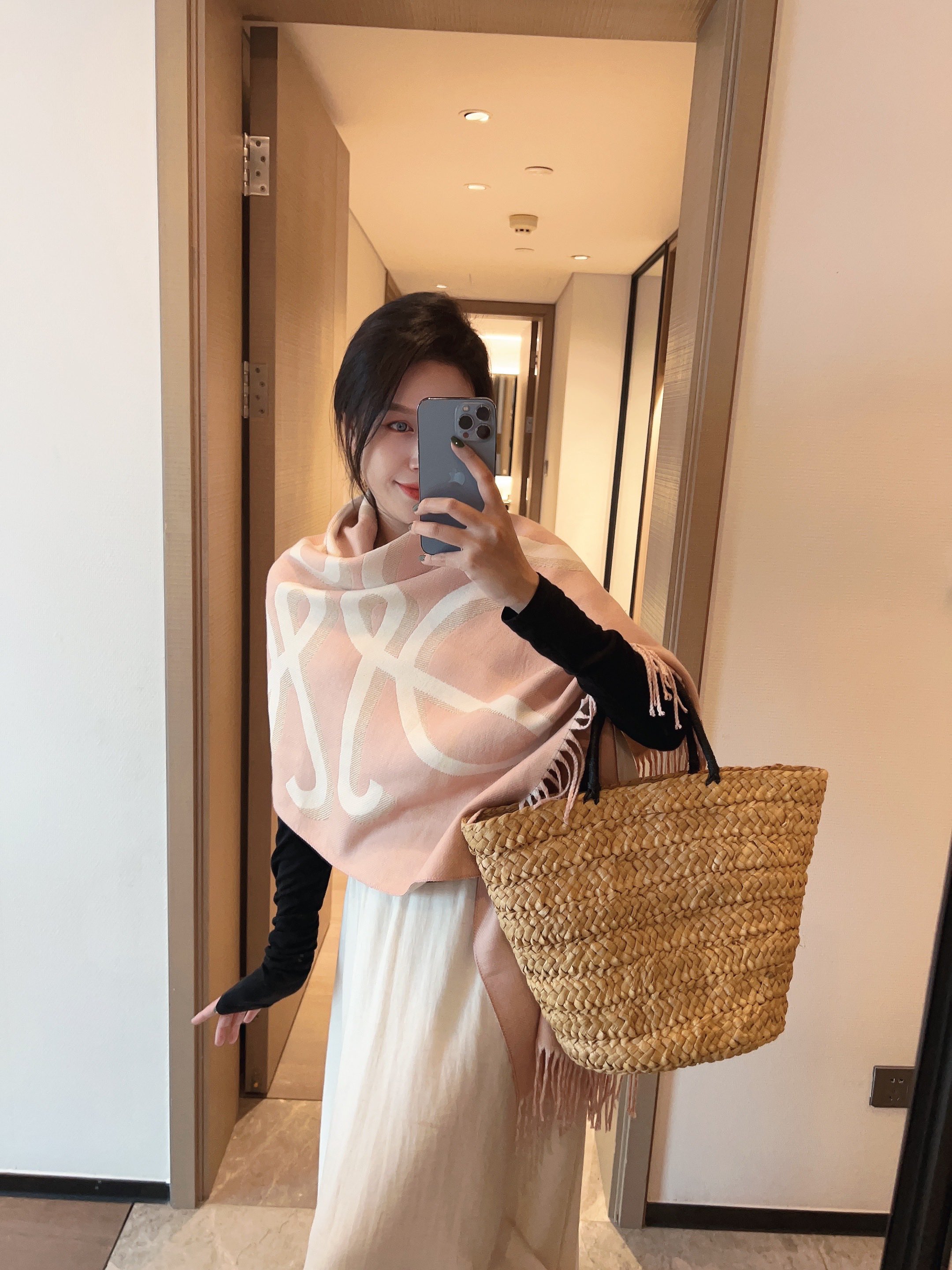 NO:163008,Buy Loewei [Y-LOE-1002] [LW Colorful Scarf] I am very lucky to get the things from this brand. It is really rare. I rarely make orders in China. There are really few styles. Poor Loewei, as a top luxury brand in Spain, adheres to tradition, skills, enthusiasm, and exudes a unique Spanish aristocratic atmosphere! This model is customized for the counter window! The overall composition of the scarf is the most classic LOGO style design of their brand. Specifications 18065 material core yarn, ordinary scarf, loewe, loewe19860909批 到货罗意威【Y-LOE-1002】【LW彩志长巾】很幸运拿到這个品牌的东西,真的不多见,很少在国內做订单,款式真的少的可怜罗意威作为西班牙的顶尖奢侈品牌,秉承传统,技艺,热诚,散发独特的西班牙贵族气息！本款为专柜的橱窗定制款！围巾整体构图为他们品牌最经典的LOGO风格设计.规格18065材质包芯纱,普通围巾,loewe,loewe,scarf