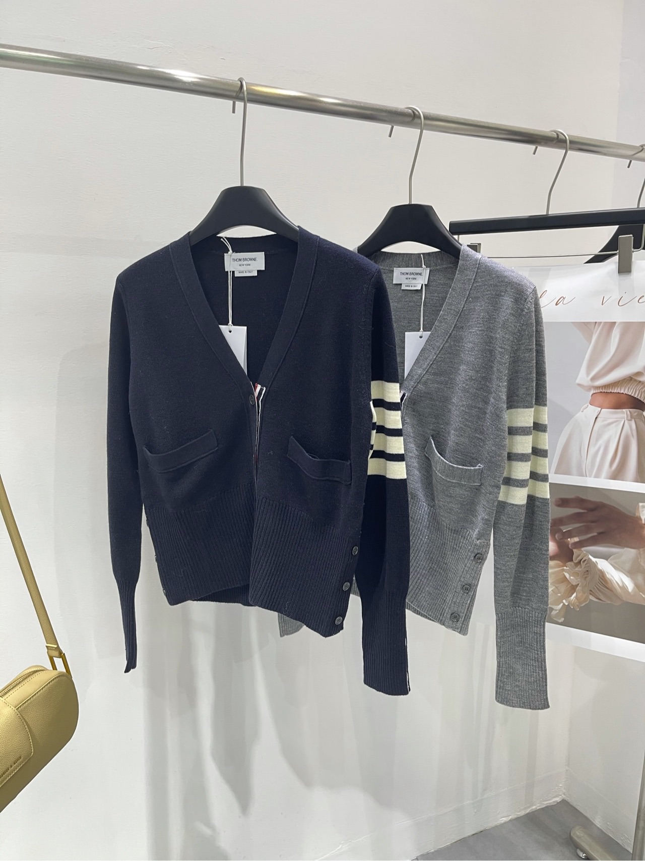 NO:315449,[TB wool V-neck cardigan], super fine merino wool fabric, dark gray, navy blue, same TB cardigan as Wang Xinling, a thousand-year classic style, a must-have for college-style ceiling wardrobe, whoever wears it looks good, please feel the details, a must-have for a good look!  !  Wool yarn has first-class fineness, delicate and soft feel, moderate thickness, and a layered texture, soft and soft. Good fabrics can be worn casually, and they will feel comfortable when you wear them close to them!  The cuffs, hem and laces are made of TB's classic three-color contrasting webbing. The four-bars on the cuffs are used to identify the pockets in front of the clothes. The pockets in front of the clothes increase practicality. You can go out with a mobile phone and key. The body of the clothes is customized with natural shell buckles. The details are very well controlled!  3 all three colors are easy to match, slim and navy, vibrant gray and elegant off-white. Wear a shirt inside with a pleated skirt, youthful and energetic. Neat and neat, white and rich beauty standard This is definitely the item with the highest wearing rate. Flat size S (1) Shoulder width 38, bust 90, 56, sleeve length 61 M (2) Shoulder width 39, bust 94, 57, sleeve length 62 L (3) Shoulder width 40, bust 98, 58, sleeve length 63. Manual measurement will have 2~3cm errors that fall within the normal range, skirts, alexander wang19860909【TB羊毛V领开衫】 ,面料超细美利奴羊毛 颜色深灰、藏青 王心凌同款TB开衫 万年经典款 学院风的天花板衣橱必备,谁穿谁好看 要细节细节 要颜值颜值的一款 必入！！ 羊毛纱线,精细度堪称一流, 手感细腻柔软,厚度适中 精致的肌理感富有层次,松软不失筋骨. 好的面料,你随便穿,贴身穿怎么穿怎么舒服！ 袖口,下摆和衣襟采用tb家的经典三色撞色织带 配以袖口的四条杠,敲具辨识度 衣前的口袋增加实用性, 兜兜里瑞个手机和钥匙,就能出门 衣身 定制天然贝壳扣 细节把控的非常到位！ 3三色都hin 好搭配,显瘦藏青色, 活力灰色和雅致米白色. 内里穿件衬衣搭百褶裙,青春又有活力. 整整齐齐,白富美标配 这款绝对是穿着率最高的单品 平铺尺码 S（1）肩宽38,胸围90,衣长56,袖长61 M（2）肩宽39,胸围94,衣长57,袖长62 L（3）肩宽40,胸围98,衣长58,袖长63 手工测量会有2~3cm误差属于正常范围,,skirts,alexander wang,Women's clothing