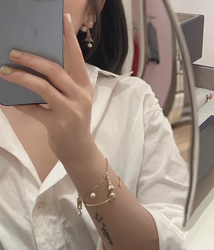 ❤️90包邮/原单代购级别
编码H522  
🛍Dior手链热销款火爆上新🆕🆕🆕
😎迪奥巴黎铁塔手链✨
🤑埃菲尔铁塔➕凯旋门
🤡上边颗颗施华洛奇世小米珠颜值拉满～带你游走优雅与浪漫