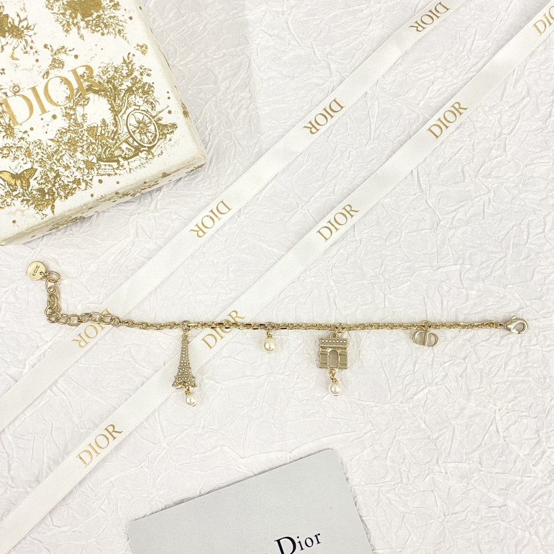 ❤️90包邮/原单代购级别
编码H522  
🛍Dior手链热销款火爆上新🆕🆕🆕
😎迪奥巴黎铁塔手链✨
🤑埃菲尔铁塔➕凯旋门
🤡上边颗颗施华洛奇世小米珠颜值拉满～带你游走优雅与浪漫