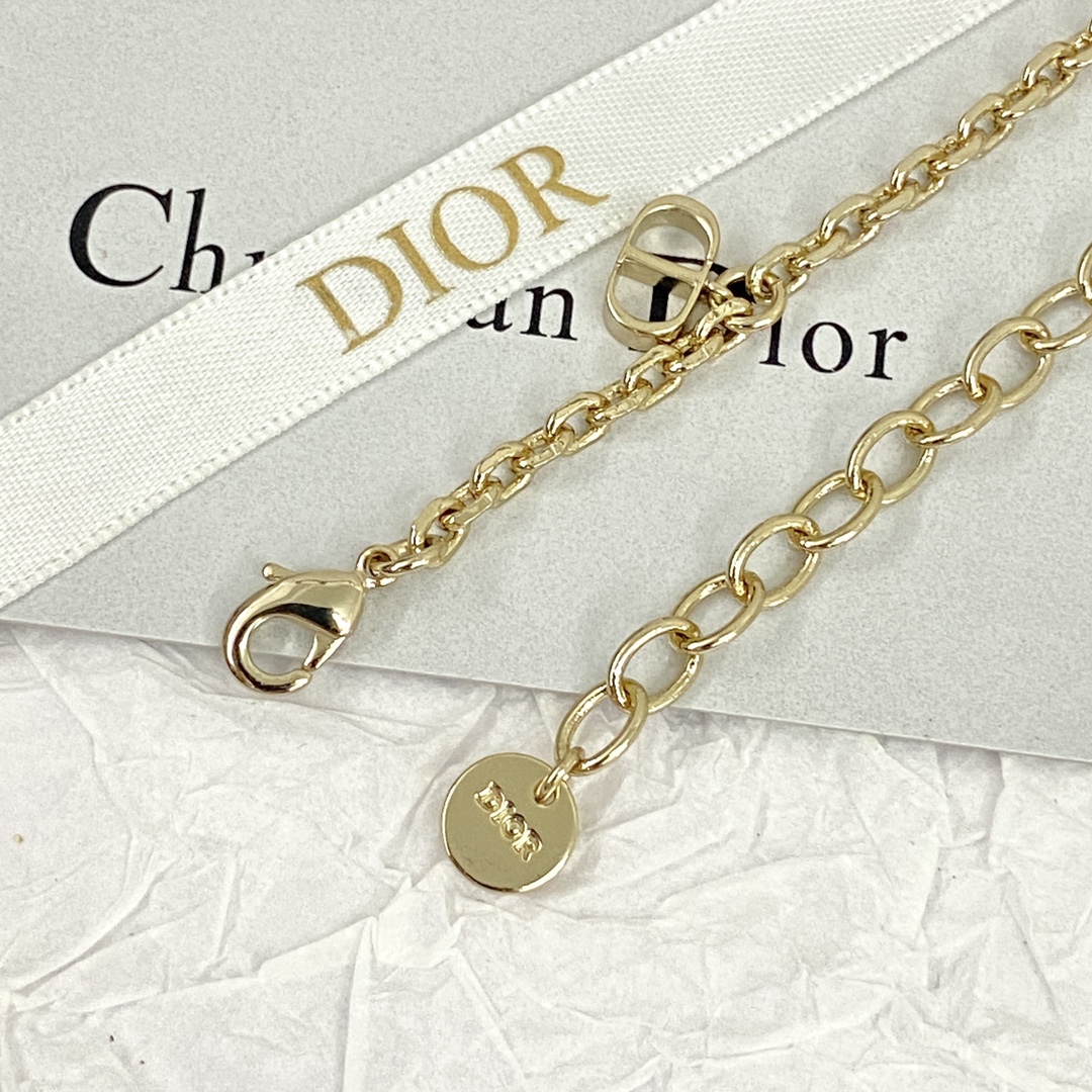 ❤️90包邮/原单代购级别
编码H522  
🛍Dior手链热销款火爆上新🆕🆕🆕
😎迪奥巴黎铁塔手链✨
🤑埃菲尔铁塔➕凯旋门
🤡上边颗颗施华洛奇世小米珠颜值拉满～带你游走优雅与浪漫