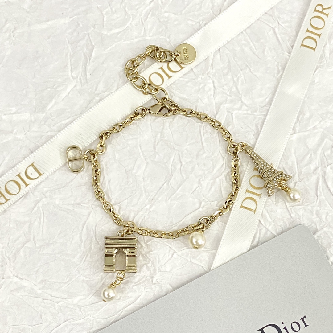 ❤️90包邮/原单代购级别
编码H522  
🛍Dior手链热销款火爆上新🆕🆕🆕
😎迪奥巴黎铁塔手链✨
🤑埃菲尔铁塔➕凯旋门
🤡上边颗颗施华洛奇世小米珠颜值拉满～带你游走优雅与浪漫