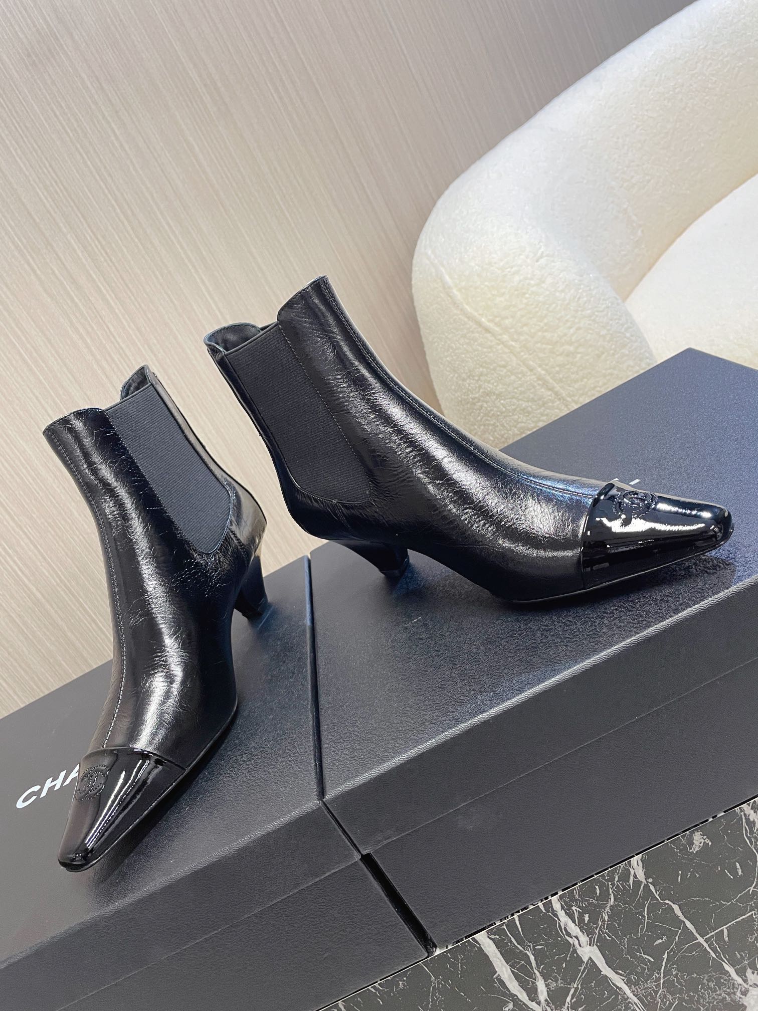 NO:463096,chanel; fragrant grandma nude boots; short boots... Minimalist style, fashionable and pretty, super slimming legs on the feet, successfully stretching long legs... High-end custom cracked leather surface, spliced ​​elastic elastic band, full leather inner foot pad, 5cm thick heel leather sole... 34-41 (34/41 custom made no return or exchange), boots, chanel, boots, Leather soles19860909chanel；香奶奶裸靴；短靴…… 极简风格,时尚犹物,上脚超级瘦腿瘦脚,成功拉伸大长腿…… 高级定制爆裂纹皮面,拼接松紧弹力带,全真皮内里垫脚,5cm粗跟真皮大底…… 34—41（34/41订做不退换）,靴子,chanel,boots,Leather soles,Women's Shoes