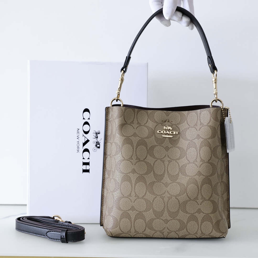 蔻驰Mollie水桶包💰240 融合了经典手提包和托特包的优点,包身简洁大气,可拆卸手柄肩带更便捷,中间拉链隔层,容纳性很好,包身扁平上身更加服贴。 规格:22*20*10cm