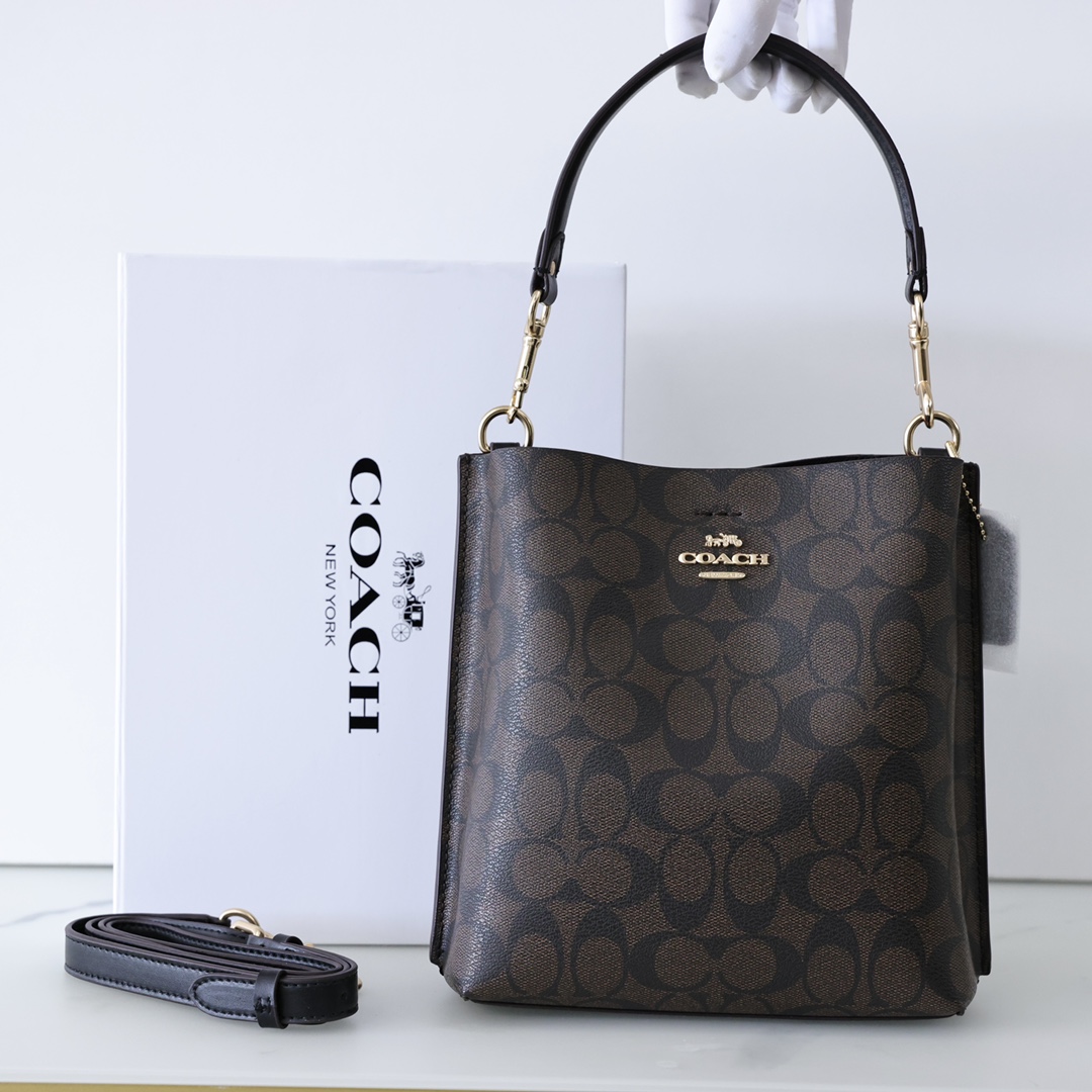 蔻驰Mollie水桶包💰240 融合了经典手提包和托特包的优点,包身简洁大气,可拆卸手柄肩带更便捷,中间拉链隔层,容纳性很好,包身扁平上身更加服贴。 规格:22*20*10cm