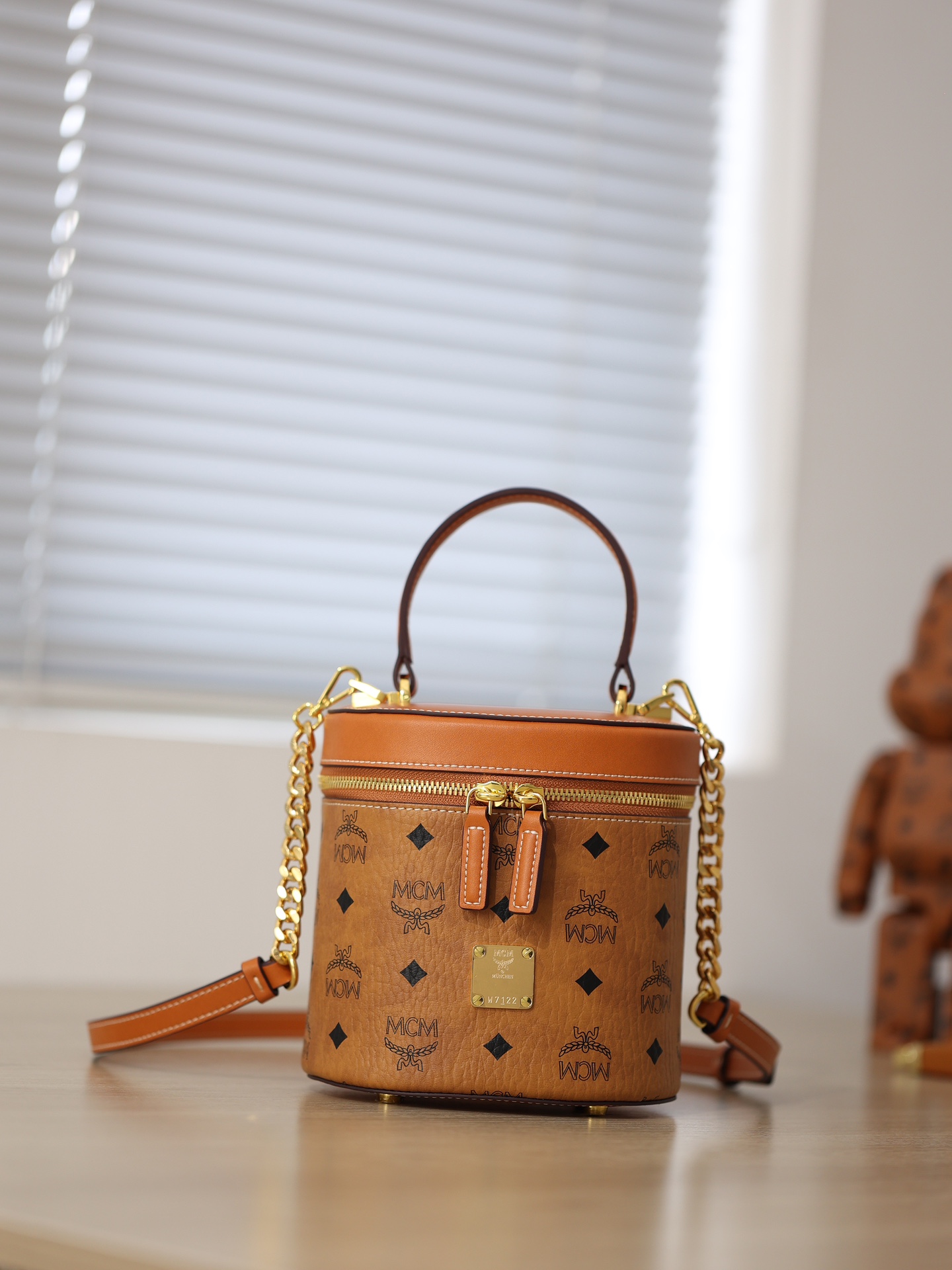 Top quality item 💐 Fortune cylinder 【Exclusive real shot】This small crossbody bag features a geometric design, adorned with a Visetos classic print and a vintage gold-tone logo plaque, both iconic elements of the brand. The top of the bag is made of Nappa calf leather, with a double zipper closure to ensure the safety of your belongings. The expandable fabric lining inside can store your valuables. Carry this cylindrical crossbody bag by the top leather handle or use the included shoulder strap for versatility. Dimensions: approximately 14.0 x 16.0 x 16.0 cm. image 1