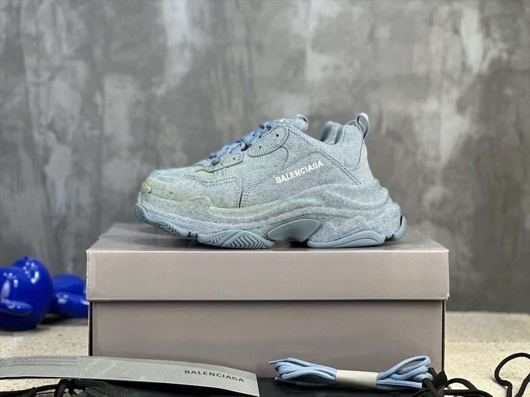 NO:381957,[Spot] Denim Size 35-45, the original top version of Dongsheng, the first generation of dad shoes, 1:1 replica original version, instantly kill the wrong version on the market Balenciaga Triple S, Balenciaga, grandpa retro sneakers #The only correct font thickness, position, size, original factory uniform washing and old Correct side TPU side breathable hole #The only correct outsole TPU electroplating brightness Seven-layer outsole 8 modules Sole LOGO depth #The only correct upper leather material and mesh splicing #The only correct insole does not fall off [Simultaneous update counter details], dad shoes, balenciaga, balenciaga, sneakers19860909【現貨】牛仔面系列 尺码35-45 莞产纯原顶级版本 初代老爹鞋 1:1复刻原版,秒杀市面错误版本 Balenciaga Triple S 巴黎世家 姥爹复古运动鞋 #唯一正确字体粗细、位置、大小唯一 原厂一致水洗做旧 正确侧边TPU边透气孔 #唯一正确大底TPU电镀亮度 七层大底8模块 鞋底LOGO深度 #唯一正确鞋面皮料以及网纱拼接 #唯一正确不掉字鞋垫【同步更新专柜细节】,老爹鞋,balenciaga,balenciaga,sneakers,Women's Shoes