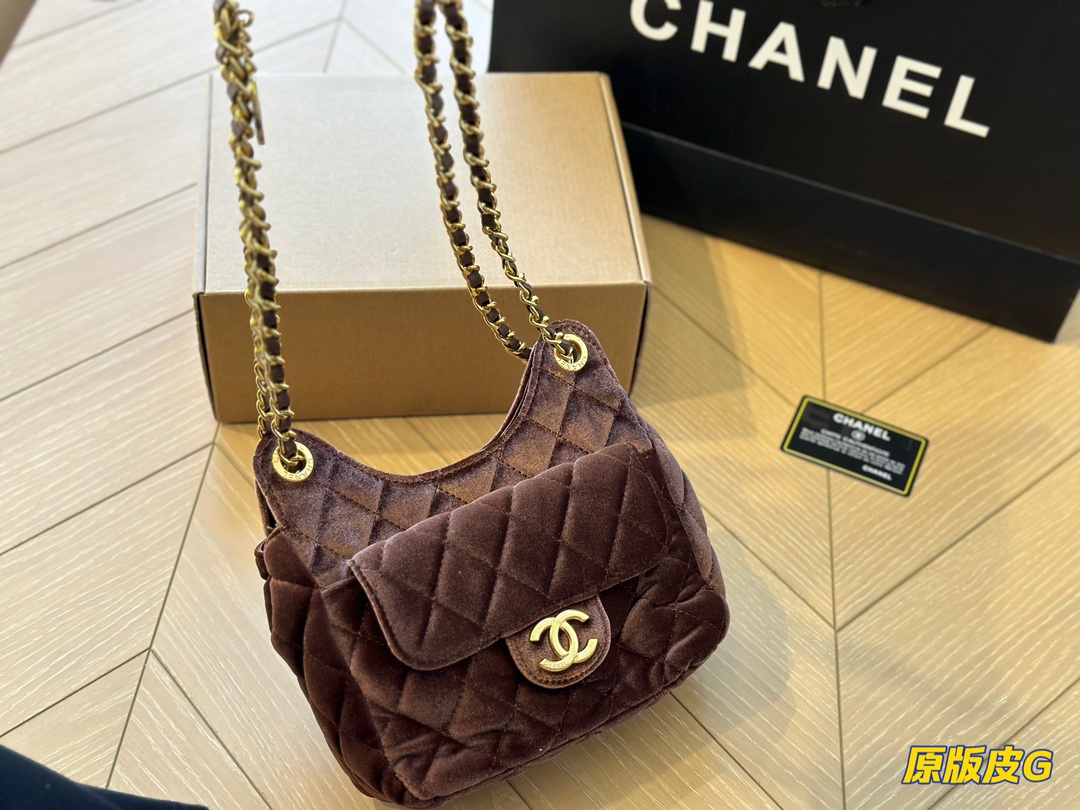 CHANEL new cowhide texture fashion/casual clothes size 2115cm