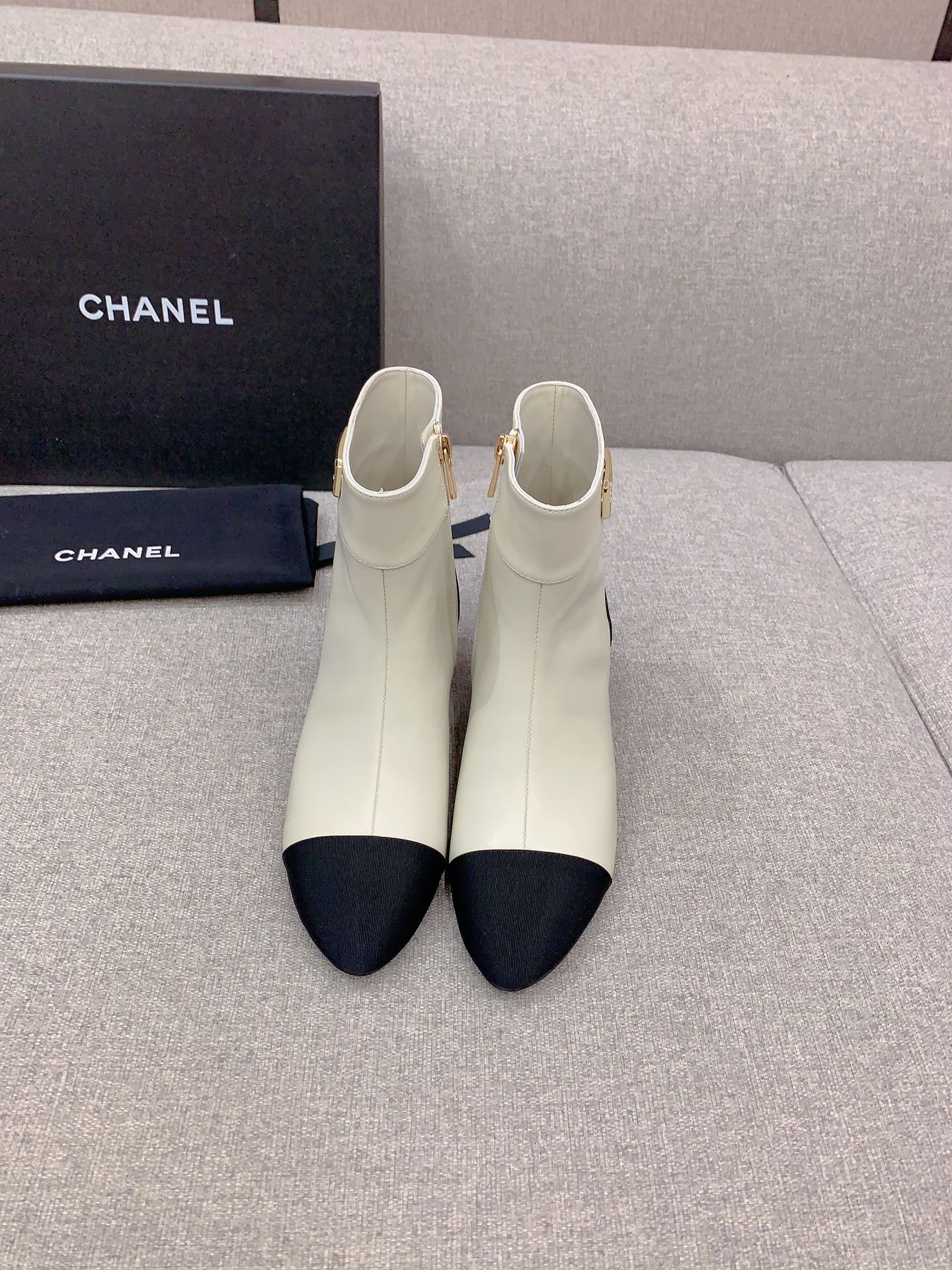 NO:485011,CHANE's latest thick heeled boots, classic simple and versatile style, soft upper, inner foot padded sheepskin, Italian leather outsole, heel height 5cm, size 35-39 (customized for 40), boots, chanel, boots, sheepskin, Leather soles19860909CHANE*新款粗跟高跟短靴 经典简约百搭款 鞋面柔软羊皮 内里垫脚羊皮 意大利真皮大底  跟高5cm 尺码35-39（40定做）,靴子,chanel,boots,sheepskin,Leather soles,Women's Shoes