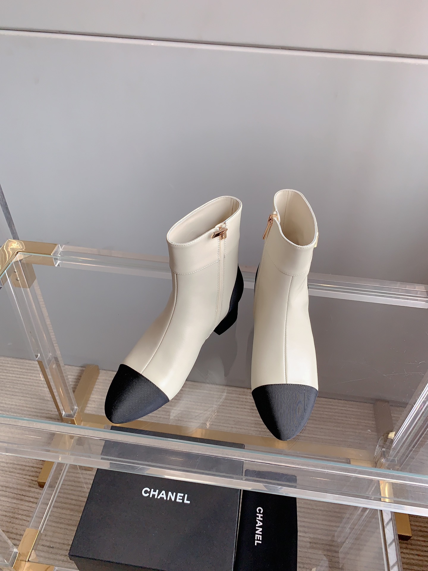 NO:479571,CHANE's latest thick heeled boots, classic simple and versatile style, soft upper, inner foot padded sheepskin, Italian leather outsole, heel height 5cm, size 35-39 (customized for 40), boots, chanel, boots, sheepskin, Leather soles19860909CHANE*新款粗跟高跟短靴 经典简约百搭款 鞋面柔软羊皮 内里垫脚羊皮 意大利真皮大底  跟高5cm 尺码35-39（40定做）,靴子,chanel,boots,sheepskin,Leather soles,Women's Shoes