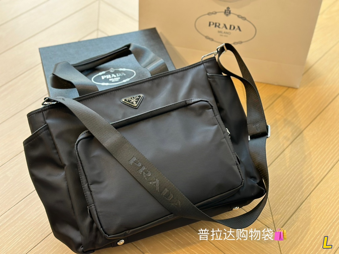 Size PRADA nylon hand shoulder bag is so versatile that it has no friends. It is cool and fashionabl