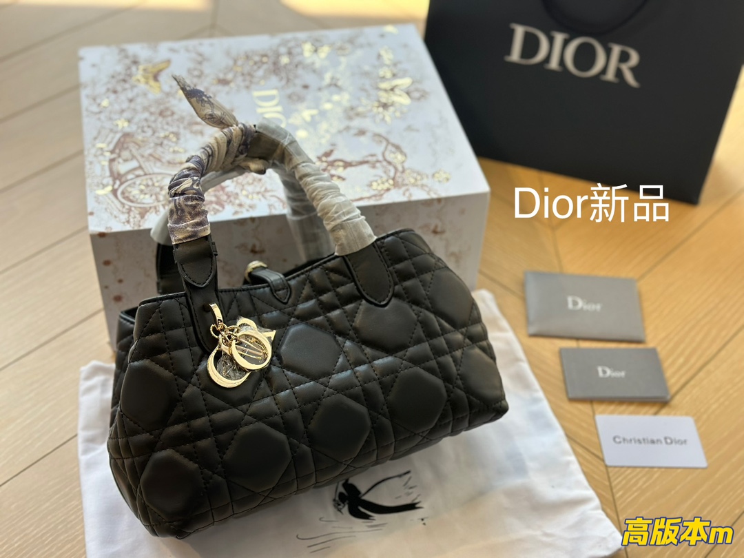 Folding box size 16 Dior Toujours shopping bag is simply irresistible. It has a super elegant and hi