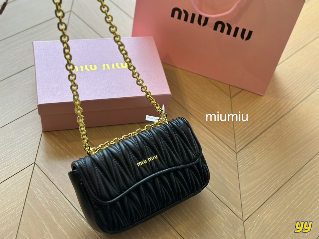 Comes with box MIUMIU counter popular sheepskin shoulder bag features small arrow ❤ Feels great, cla