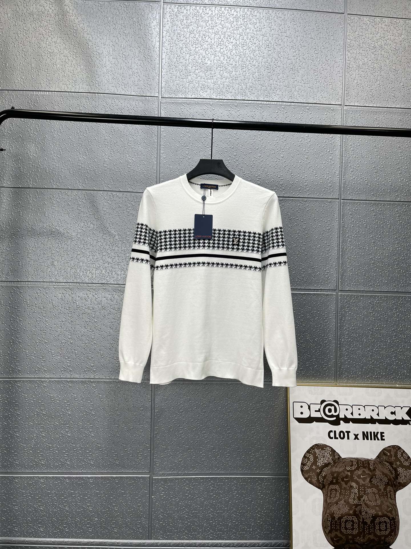 🛒150💰『常熟纯原高端货』✅每日新品上新,质量品质放心,三标齐全版本,Louis vuitton路易威登LV秋冬条纹休闲圆领长袖针织衫毛衣稀有立体新标
-品牌印象
LouisVuitton法国路威酩轩集团-LVMH旗下品牌,著名奢侈品箱包和皮具品牌,百余年的传奇经典,全球时尚旅行艺术的精致象征。印有“LV标志这一独特图案的交织字母帆布包,伴随着丰富的传奇色彩和雅典的设计而成为时尚之经典。延续至今,不论后来延伸出来的皮件、丝巾或手表、笔,甚至服装,都是以崇尚精致、品质、舒适的“旅行哲学”,作为设计的出发基础。
高街时装设计款秋冬季打底衫毛衣,,袖口和下腰收束式设计,整体上身舒适有型!
颜色 黑色 白色
尺码 XL-5XL