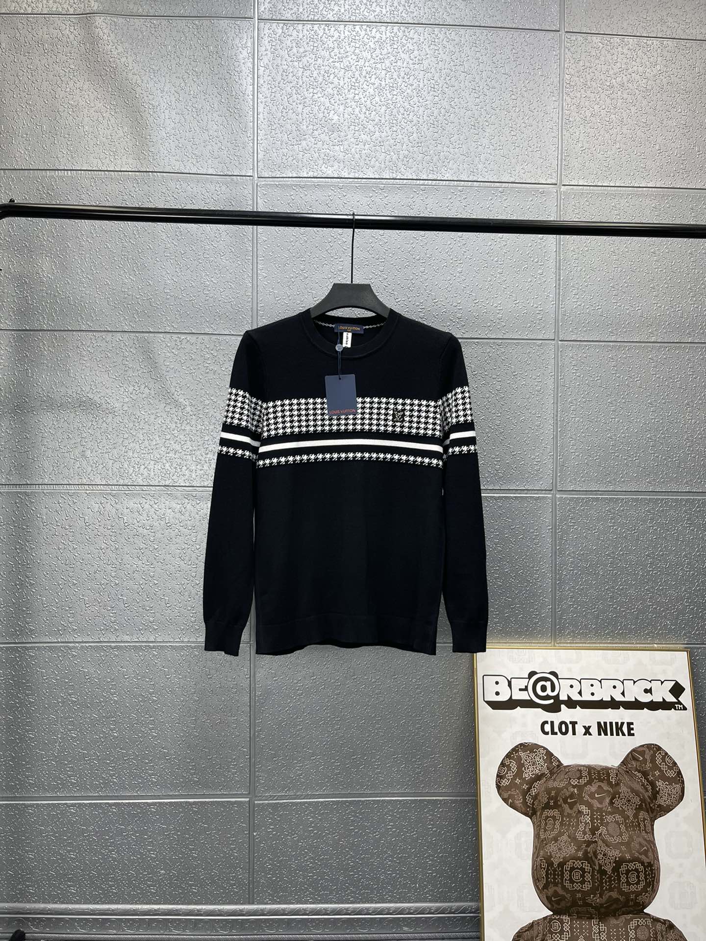 🛒150💰『常熟纯原高端货』✅每日新品上新,质量品质放心,三标齐全版本,Louis vuitton路易威登LV秋冬条纹休闲圆领长袖针织衫毛衣稀有立体新标
-品牌印象
LouisVuitton法国路威酩轩集团-LVMH旗下品牌,著名奢侈品箱包和皮具品牌,百余年的传奇经典,全球时尚旅行艺术的精致象征。印有“LV标志这一独特图案的交织字母帆布包,伴随着丰富的传奇色彩和雅典的设计而成为时尚之经典。延续至今,不论后来延伸出来的皮件、丝巾或手表、笔,甚至服装,都是以崇尚精致、品质、舒适的“旅行哲学”,作为设计的出发基础。
高街时装设计款秋冬季打底衫毛衣,,袖口和下腰收束式设计,整体上身舒适有型!
颜色 黑色 白色
尺码 XL-5XL