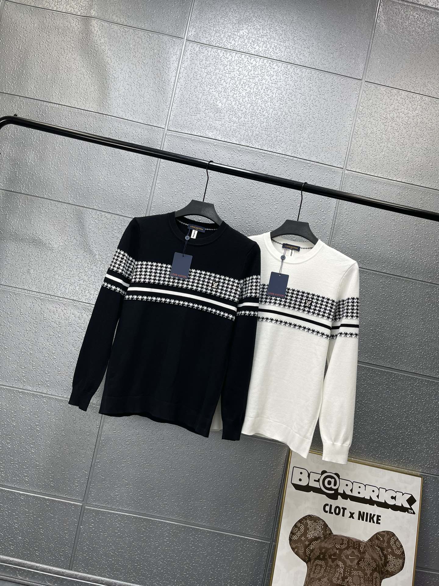 🛒150💰『常熟纯原高端货』✅每日新品上新,质量品质放心,三标齐全版本,Louis vuitton路易威登LV秋冬条纹休闲圆领长袖针织衫毛衣稀有立体新标
-品牌印象
LouisVuitton法国路威酩轩集团-LVMH旗下品牌,著名奢侈品箱包和皮具品牌,百余年的传奇经典,全球时尚旅行艺术的精致象征。印有“LV标志这一独特图案的交织字母帆布包,伴随着丰富的传奇色彩和雅典的设计而成为时尚之经典。延续至今,不论后来延伸出来的皮件、丝巾或手表、笔,甚至服装,都是以崇尚精致、品质、舒适的“旅行哲学”,作为设计的出发基础。
高街时装设计款秋冬季打底衫毛衣,,袖口和下腰收束式设计,整体上身舒适有型!
颜色 黑色 白色
尺码 XL-5XL