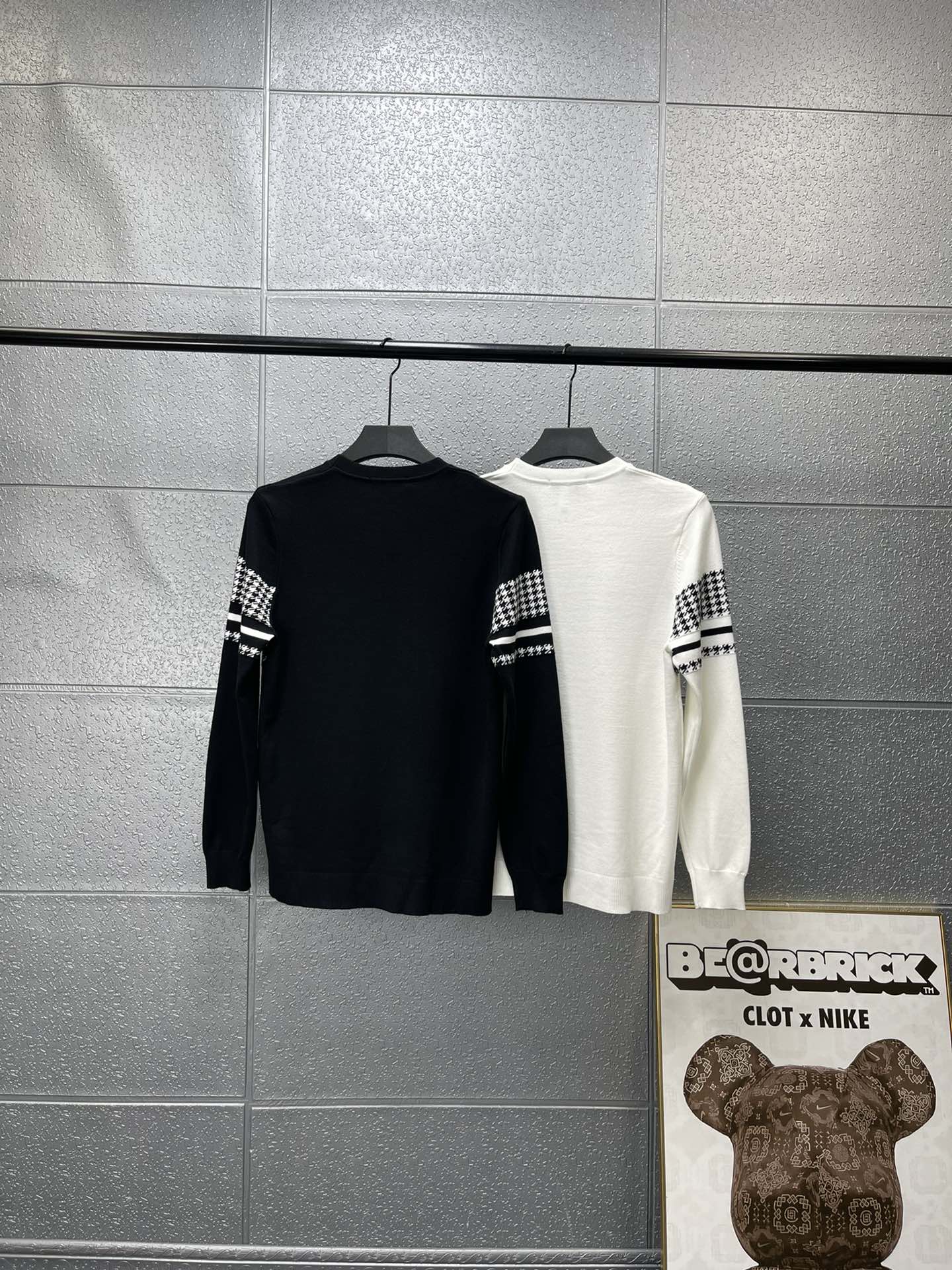🛒150💰『常熟纯原高端货』✅每日新品上新,质量品质放心,三标齐全版本,Louis vuitton路易威登LV秋冬条纹休闲圆领长袖针织衫毛衣稀有立体新标
-品牌印象
LouisVuitton法国路威酩轩集团-LVMH旗下品牌,著名奢侈品箱包和皮具品牌,百余年的传奇经典,全球时尚旅行艺术的精致象征。印有“LV标志这一独特图案的交织字母帆布包,伴随着丰富的传奇色彩和雅典的设计而成为时尚之经典。延续至今,不论后来延伸出来的皮件、丝巾或手表、笔,甚至服装,都是以崇尚精致、品质、舒适的“旅行哲学”,作为设计的出发基础。
高街时装设计款秋冬季打底衫毛衣,,袖口和下腰收束式设计,整体上身舒适有型!
颜色 黑色 白色
尺码 XL-5XL