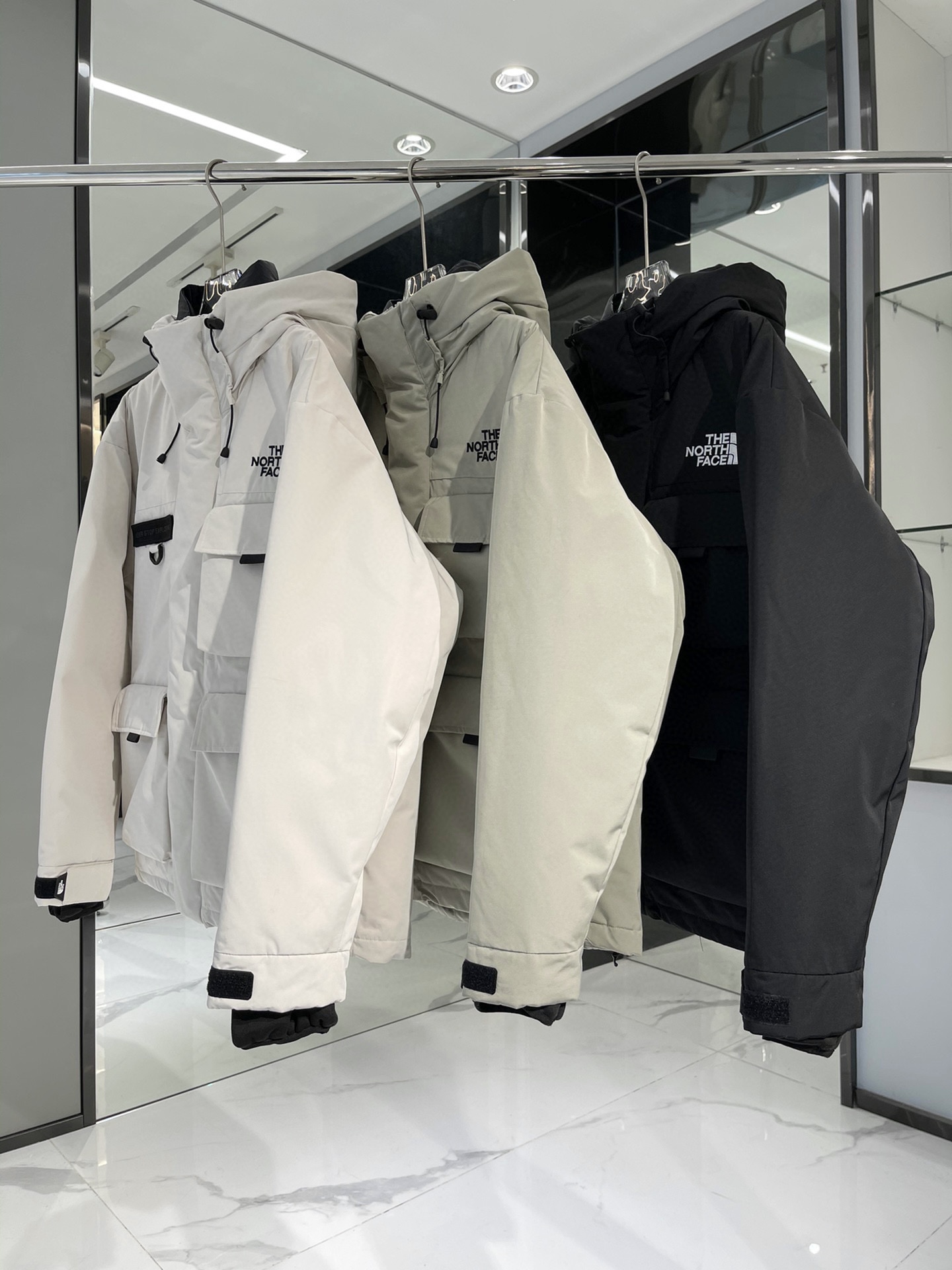 TNF 北面鹅绒工装连帽羽绒服
这是一款可以在户外活动和日常中穿着的羽绒服,80%鹅绒填充,穿起来更轻,不会有繁琐的负重感!防皱面料,偏软壳,更加注重了体感舒适度!
‼️行走的大被子!经典色怎么搭都不出错,简简单单又很特别!这款还有很多细节,比如备用拉环扣,前幅下侧翻盖口袋和隐藏式拉链储物双层口袋叠加,多用延伸式防钻风袖口抽绳,袖口内部采用有效阻隔外界寒冷的INNER CUFFS,进一步提高保暖性和贴合度!
尺码:XS-XXL
颜色:白色、灰绿、黑色