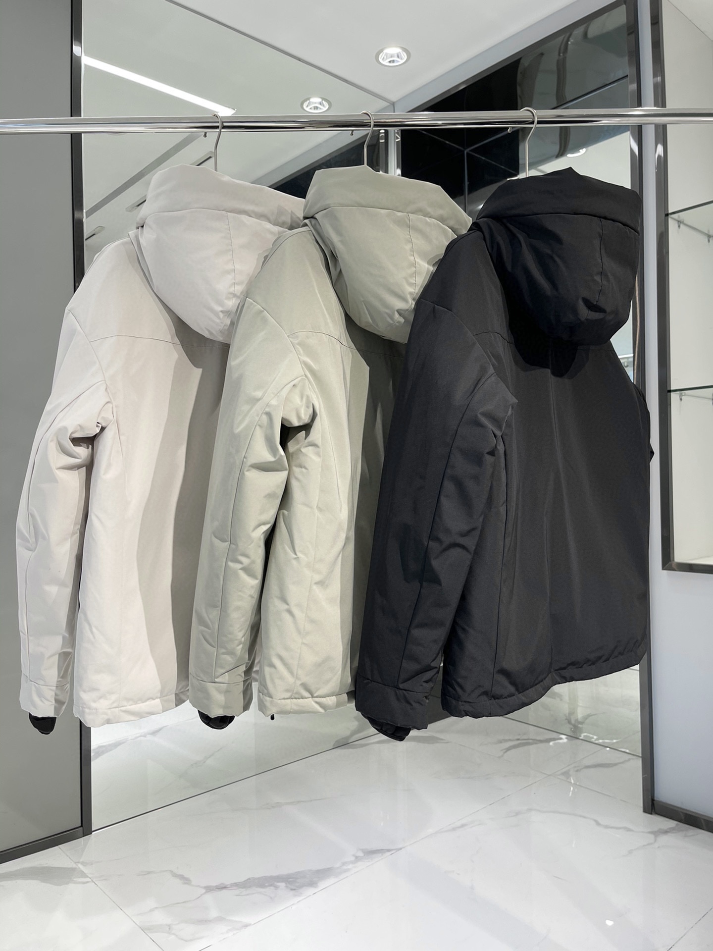 TNF 北面鹅绒工装连帽羽绒服
这是一款可以在户外活动和日常中穿着的羽绒服,80%鹅绒填充,穿起来更轻,不会有繁琐的负重感!防皱面料,偏软壳,更加注重了体感舒适度!
‼️行走的大被子!经典色怎么搭都不出错,简简单单又很特别!这款还有很多细节,比如备用拉环扣,前幅下侧翻盖口袋和隐藏式拉链储物双层口袋叠加,多用延伸式防钻风袖口抽绳,袖口内部采用有效阻隔外界寒冷的INNER CUFFS,进一步提高保暖性和贴合度!
尺码:XS-XXL
颜色:白色、灰绿、黑色