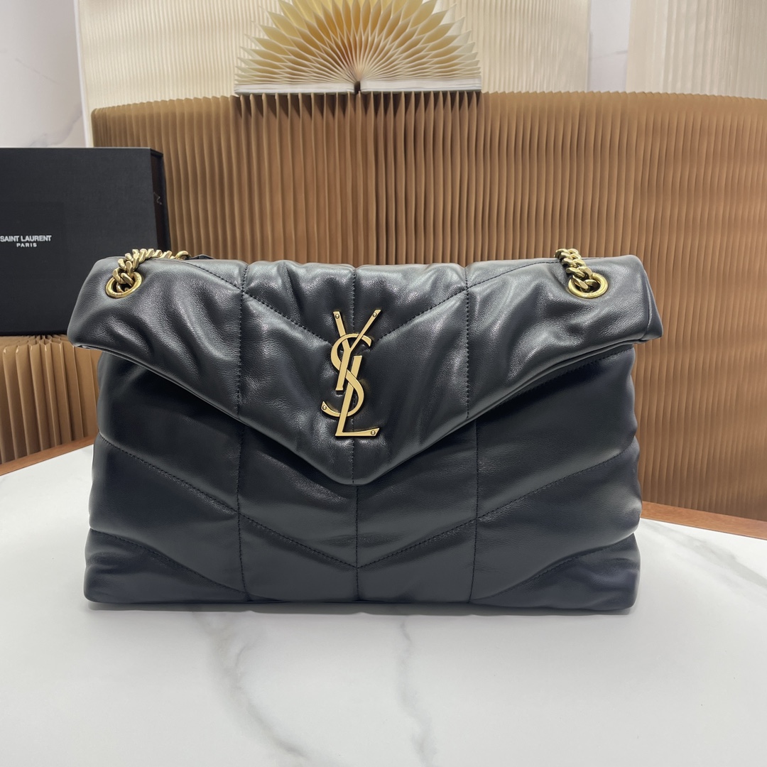 NO:175099,Genuine grade [original leather] _ Large size 35cm. Quilted lambskin bag, made of original genuine leather, soft and delicate feel, like a cloud embrace; the classic Y-home logo, chain and buttonhole hardware are all made of Bajin matte gold hardware, and after folding the opening of the bag, it uses a magnetic quad buckle seal, which is first-class sealing and safe; there is a zippered inner bag inside the bag to hold mobile phones and valuables, except for this, there is no extra inner bag design, so you can use it as you like!  Authentic leather!  Authentic leather!  Authentic leather!  Size 35x23x13.5cm Model 577475, YSL, saint laurent, sheepskin19860909正品级【原厂皮】 _大号35cm.绗缝小羊皮包,原厂正品皮制作,手感柔软细腻,犹如怀抱云朵般的感受；经典的Y家logo、链条及扣眼五金均采用巴金哑光金五金,包袋开口处折叠后使用了磁性四合扣封口,密闭性及安全性一流；包内设有一个拉链内袋可放置手机及贵重物品,除此之外无多余内袋设计,使用起来随心所欲！正品皮！正品皮！正品皮！尺寸35x23x13.5cm 型号577475,YSL,saint laurent,sheepskin,Bag