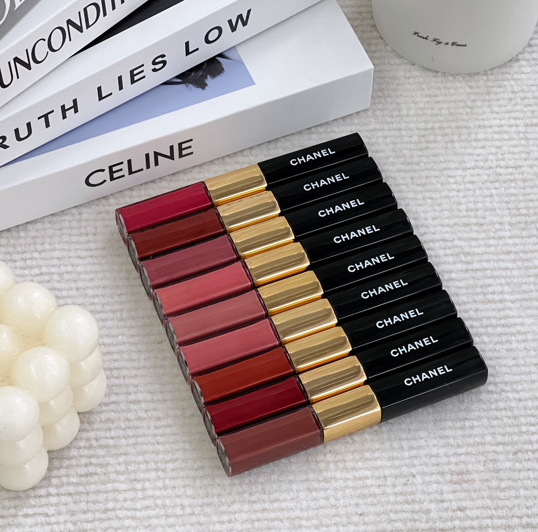 NO:809769,The gorgeous lip gloss Chanel Double Effect Long-lasting Lip Glaze is a well-deserved traffic password ~ ​​The joy of midsummer comes from - Chanel Double Effect Lip Glaze and Fragrant Grandma will never disappoint!  It’s not unreasonable why a product has always been so popular because it doesn’t stick to the cup and doesn’t fade!  Grandma Xiang is really hot and sexy!  !  !  Two-in-one design of dazzling color and locking color!  Rich and dazzling color, stunning color, long-lasting makeup, shiny lock-in color, bright luster, moisturizing and comfortable. Two-in-one modern design, full of colorful tones, long-lasting color lock, mirror shine, creating bright and shiny moist lips. Nine shades for you to choose. Chanel double-ended lip glaze (#PASSIONATE RED) Chanel double-ended lip glaze (#182 LIGHT BROWN) Chanel double-ended lip glaze (#40)  Light rose red) Chanel double-ended lip glaze (#176 BURNING RED) Chanel double-ended lip glaze (#48 SOFT ROSE) Chanel double-ended lip glaze (#69 TENDER BEIGE) Chanel double-ended lip glaze (#54 Strawberry Red) Chanel double-ended lip glaze (#47 Darling Red) Chanel double-ended lip glaze (#174 endless  pink), lipstick, lip glaze, lipstick, burberry, chanel19860909唇光绚烂香奈儿双效持色唇釉当之无愧的流量密码～盛夏的快乐来自——香奈儿双头唇釉、香奶奶永远不会让人失望！一个产品一直这么火的不是没道理的不沾杯不掉色！香奶奶真的出一个色火一个色！！！炫色、锁色二合一的设计！一头浓郁炫色,色彩惊艳,长久持妆,一头晶亮锁色,鲜明亮泽,盈润舒适 二合一的摩登设计,尽显缤纷色调,持久锁色,镜面闪耀,打造鲜明闪亮的水润双唇 九个色号任你喜欢 香奈儿双头唇釉（# PASSIONATE RED） 香奈儿双头唇釉（#182 LIGHT BROWN） 香奈儿双头唇釉（#40 浅玫红） 香奈儿双头唇釉（#176 BURNING RED） 香奈儿双头唇釉（#48 SOFT ROSE） 香奈儿双头唇釉（#69 TENDER BEIGE） 香奈儿双头唇釉（#54 草莓红） 香奈儿双头唇釉（#47 Darling Red） 香奈儿双头唇釉（#174 endless pink）,口红.唇釉.唇膏,burberry,chanel,accessory