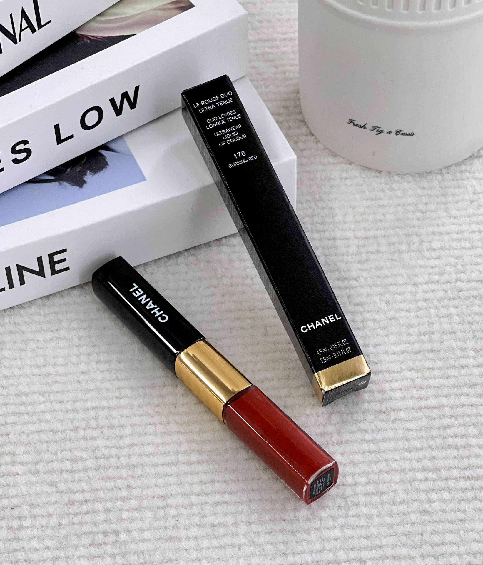 NO:809757,#176 Color: Chanel #176 double-ended lip glaze is the first to be popular!  Burning red and convex, the texture is moist and versatile, and there is no pressure to apply it on yellow skin. On one side is a matte lip glaze, on the other side is a lipstick raincoat color non-stick cup. The fusion of maple leaf tea red and tomato orange is really invincible!  It has a watery, sugary feel~ It doesn’t matter the skin color or the occasion!  , lipstick. lip glaze. lipstick, chanel19860909#176色号: 香奈儿#176双头唇釉首当其冲！燃烧烈焰红凸 质地滋润百搭,黄皮涂也毫无压力一边是哑光唇釉,一边是口红雨衣显色不沾杯,枫叶茶红色和番茄橘融合,真的无敌了！自带水汪汪的糖水感～不挑肤色不挑场合！,口红.唇釉.唇膏,chanel,accessory