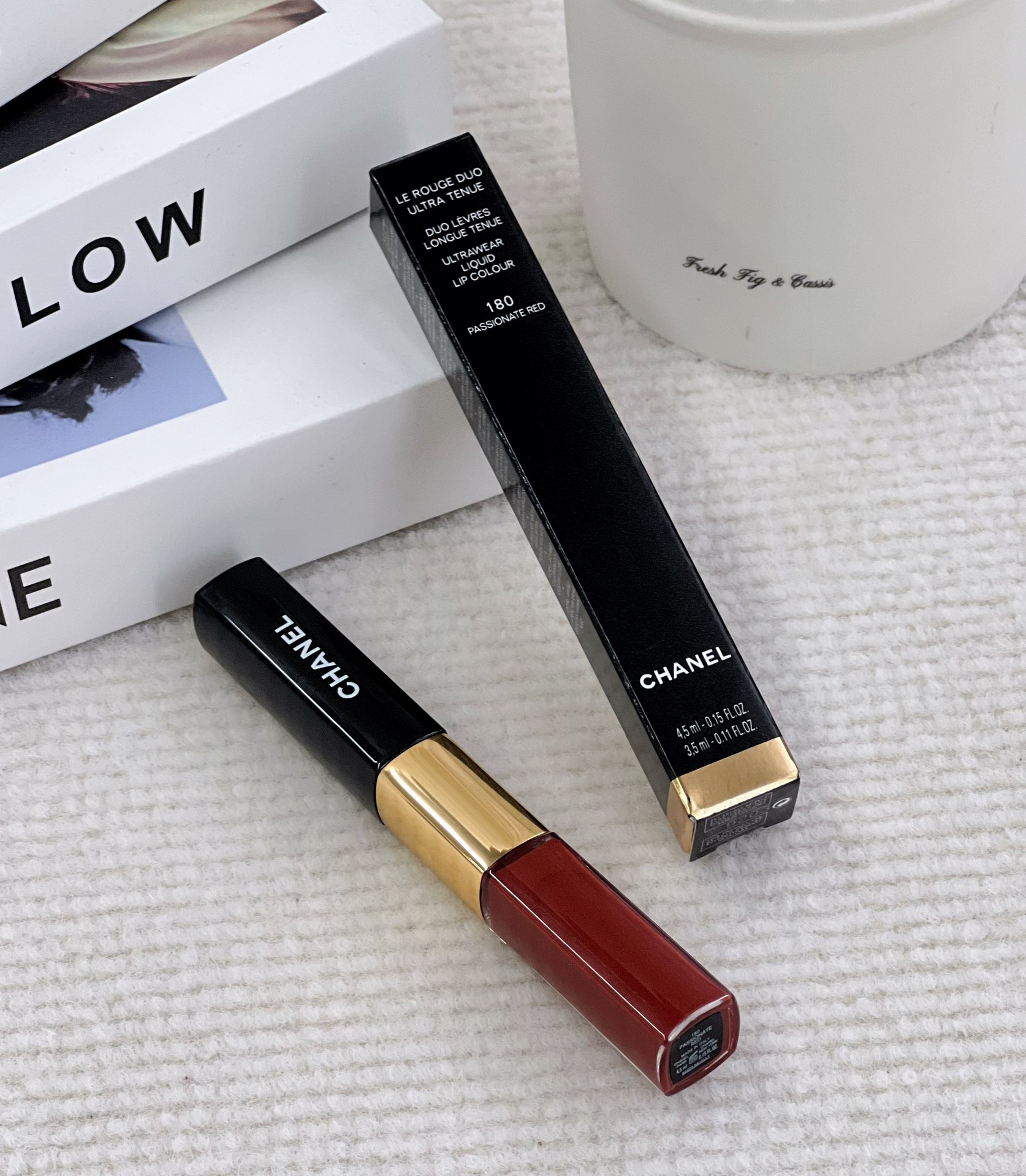 NO:809749,#Color number: Rich berry color Chanel double-ended lip glaze#香grandmother’s new color!  The rich berry color is very suitable for applying red with a hint of plum tone in autumn and winter. It will make your lips look whiter!  Plum red is very friendly to yellow and black skin, and it is very suitable for white skin!  !  This one has a matte lip gloss on one side and a clear lip gloss on the other!  Can be used alone or in combination!  Stacking the lip gloss gives you a glossy finish and your lip lines disappear immediately!  !  Thin application is like a little Disney princess, thick application is like a noble and glamorous big sister!  , lipstick. lip glaze. lipstick, chanel19860909#色号: 浓郁浆果色 Chanel双头唇釉#香奶奶新色！浓郁的浆果色非常的适合秋冬涂带点梅调的红,上嘴好显白！梅调红对黄黑皮很友好白皮涂更是非常合适！！这支一边是哑光唇釉一边是透明唇蜜！可单用也可以叠加使用！叠涂唇蜜光泽感十足唇纹立马消失了！！薄涂是迪士尼小公主厚涂就是高贵美艳大姐姐！,口红.唇釉.唇膏,chanel,accessory