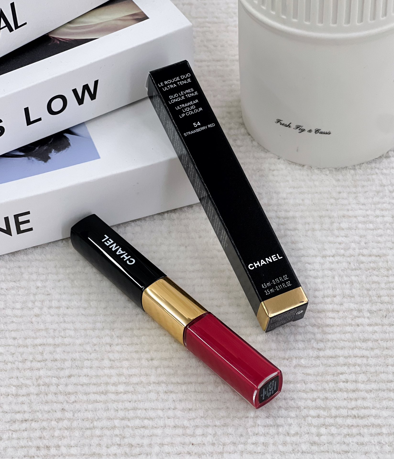 NO:809747,#54 color number: Just a question!  Who can resist this watery little strawberry? Chanel double-ended lip glaze #54 strawberry color is as its name suggests, strawberry red, between rose red and peach red. It is very white and bright when applied, pretty and cute, and full of femininity. Lipstick, lip glaze, lipstick, chanel, chanel19860909#54色号: 试问！有谁能抗拒的了这颗水灵灵的人间小草莓香奈儿chanel双头唇釉#54strawberry色如其名草莓红介手玫红和桃红之间,涂上非常显白亮眼,俏丽可爱、女人味足,口红.唇釉.唇膏,chanel,chanel,accessory