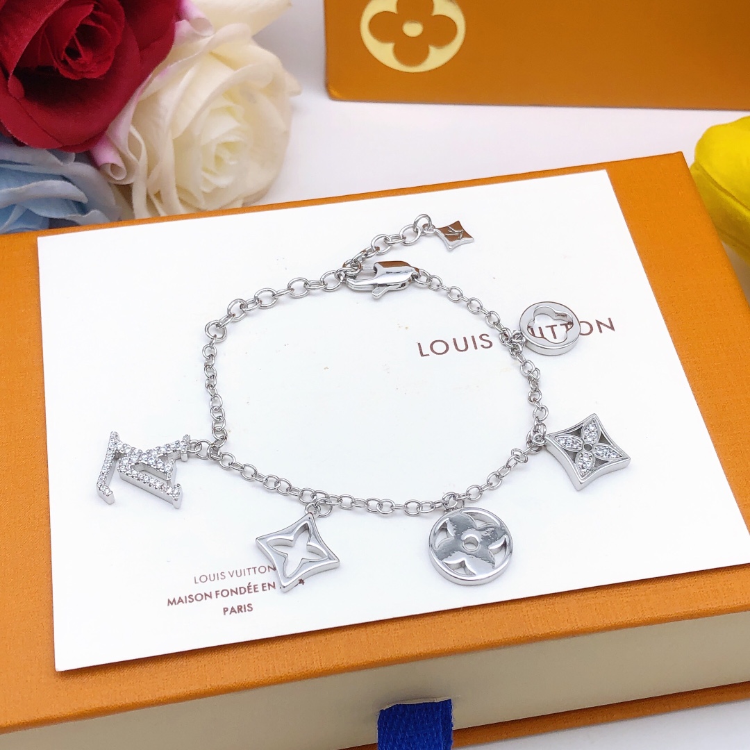 编号LSL0012
 【Lv*最新款🆕🆕老花手链银色】一致专柜🆕黄铜材质