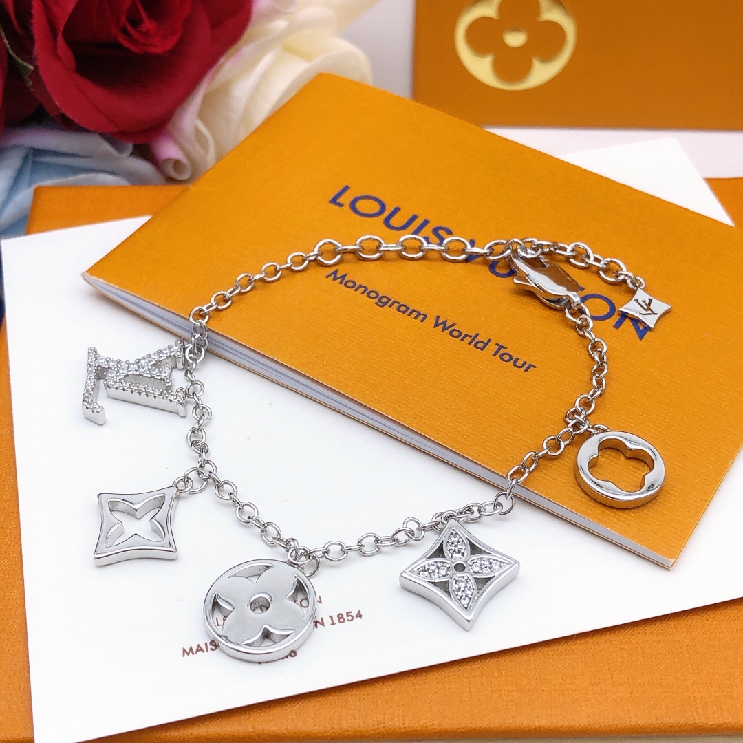 编号LSL0012
 【Lv*最新款🆕🆕老花手链银色】一致专柜🆕黄铜材质