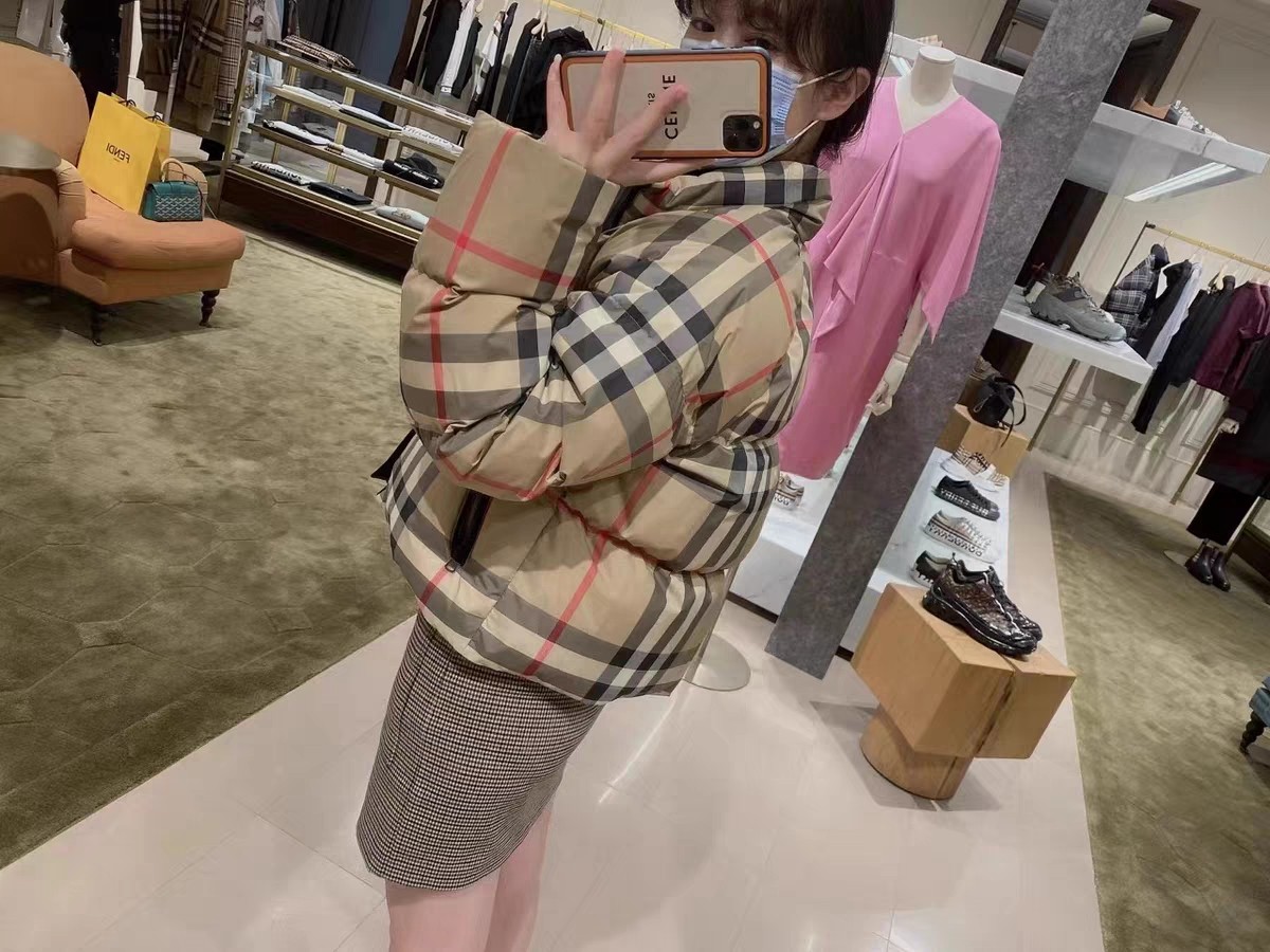 Guangzhou high-end BURBERRY autumn winter new Moncler style classic plaid stand collar zipper women's down jacket! Sizes: S M L XL-Big cat