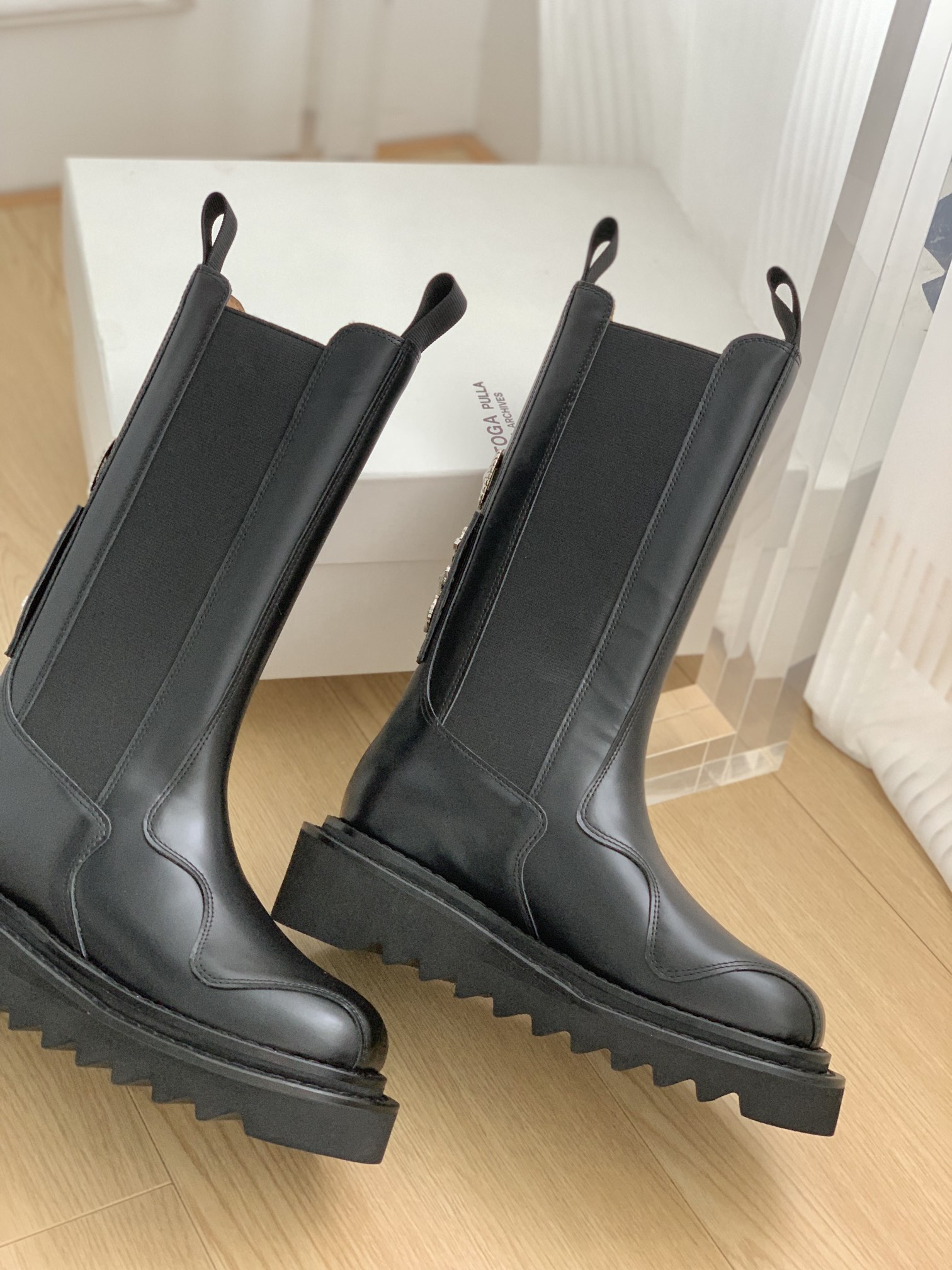 Stylish Toga Chelsea Boots with Metal Badge Detail – P875/P950 - 图片 8