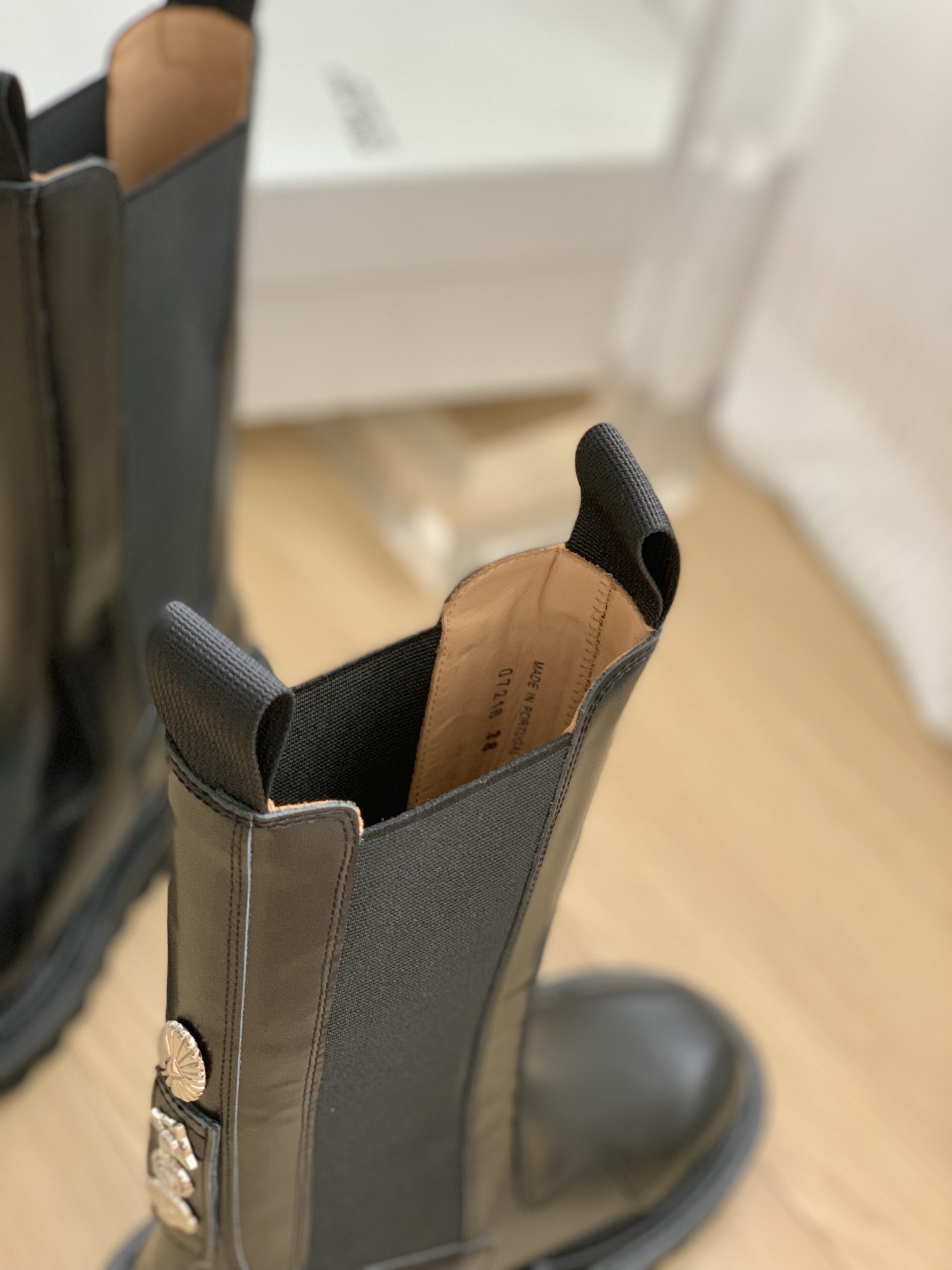 Stylish Toga Chelsea Boots with Metal Badge Detail – P875/P950 - 图片 7