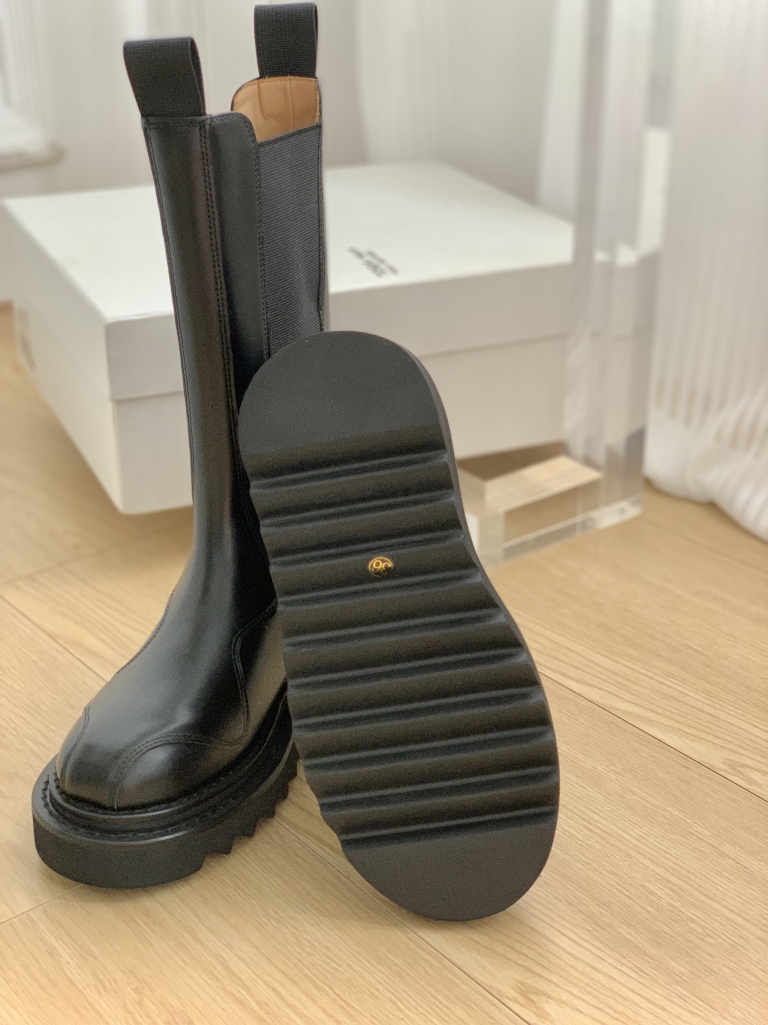 Stylish Toga Chelsea Boots with Metal Badge Detail – P875/P950 - 图片 5