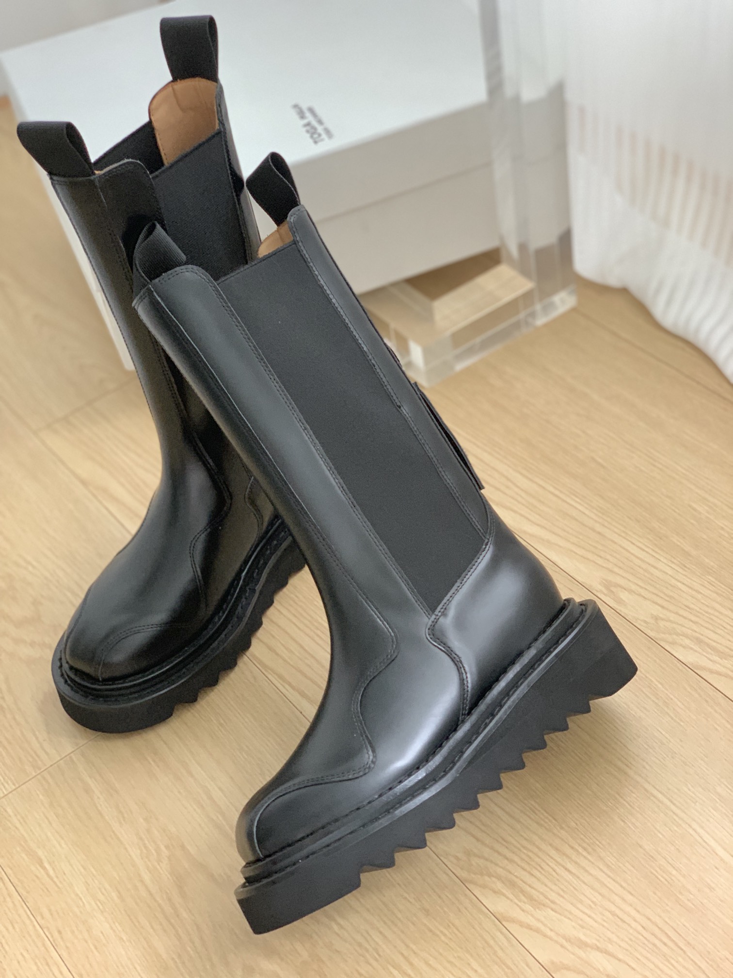 Stylish Toga Chelsea Boots with Metal Badge Detail – P875/P950 - 图片 4