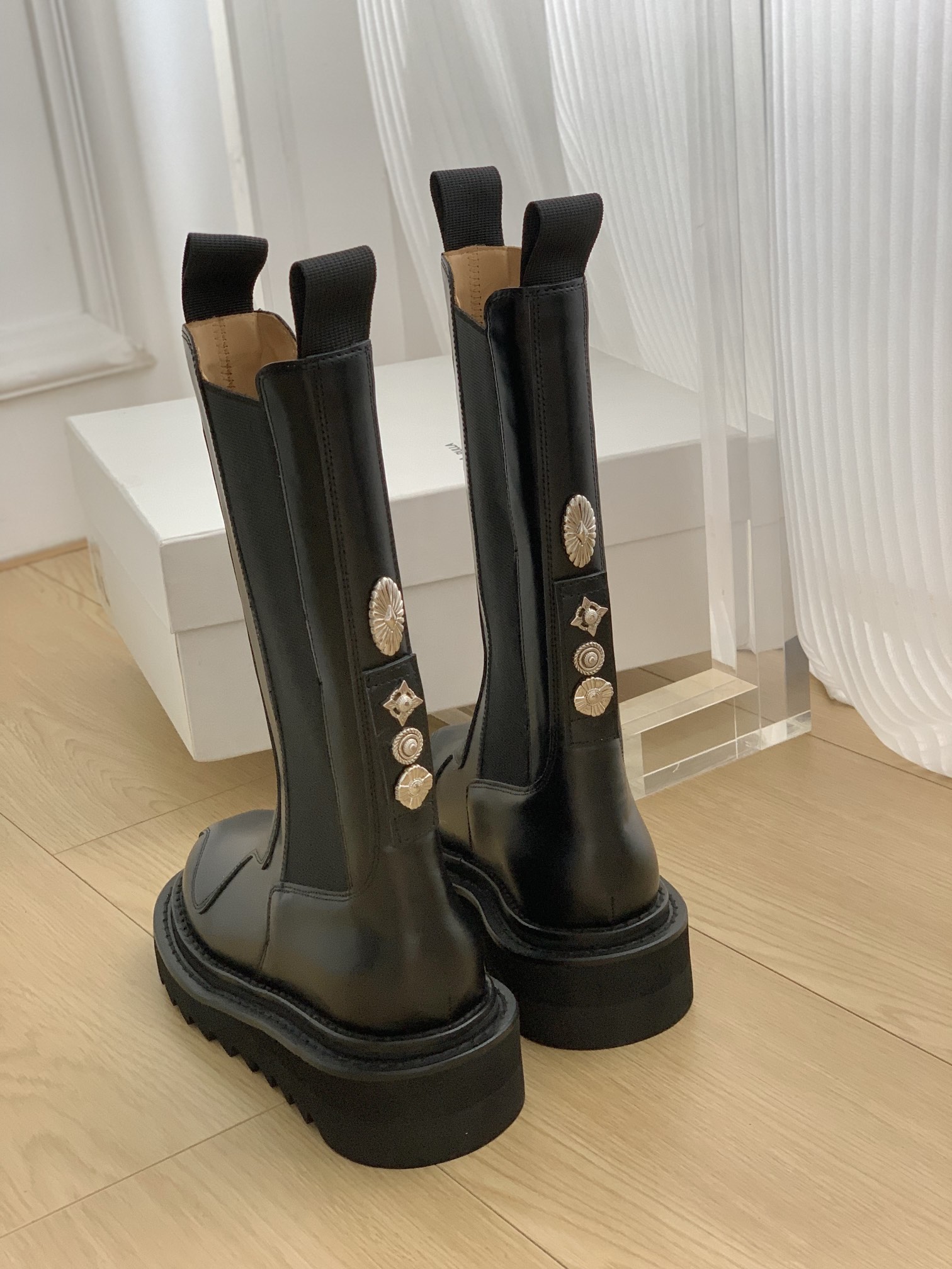 Stylish Toga Chelsea Boots with Metal Badge Detail – P875/P950 - 图片 3