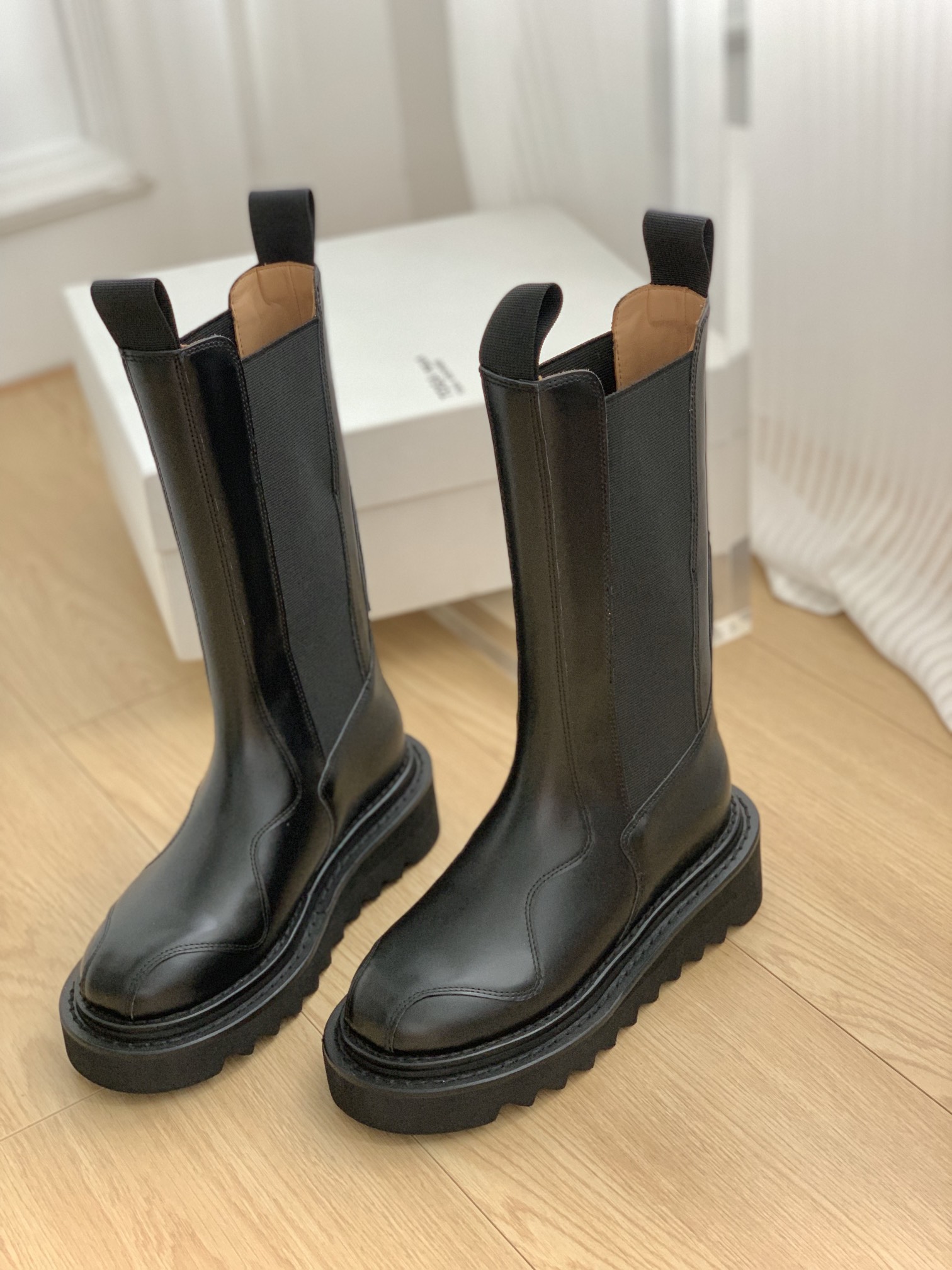 Stylish Toga Chelsea Boots with Metal Badge Detail – P875/P950 - 图片 6