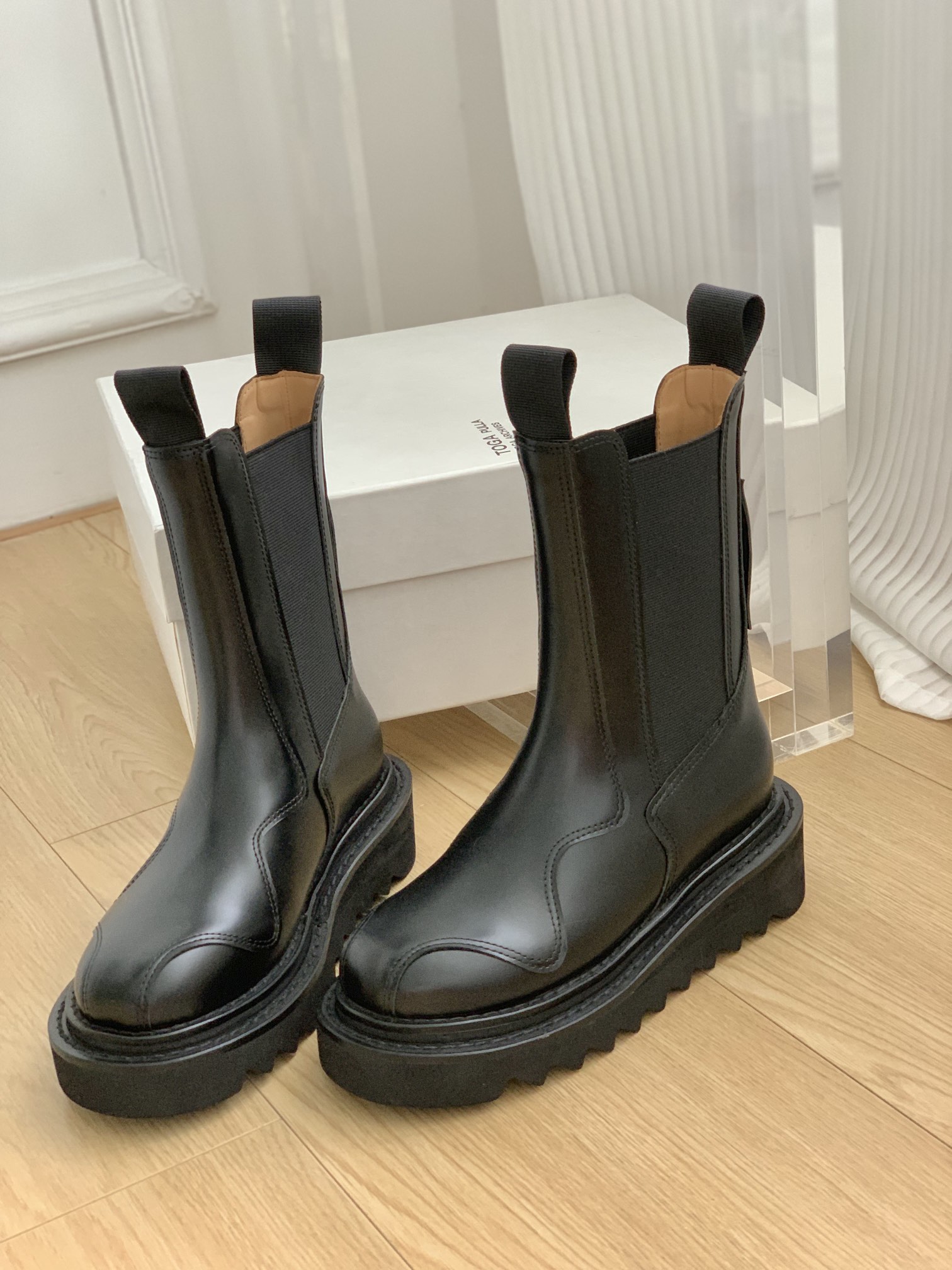 Stylish Toga Chelsea Boots with Retrometal Badge Detailing in Various Heights - 图片 6