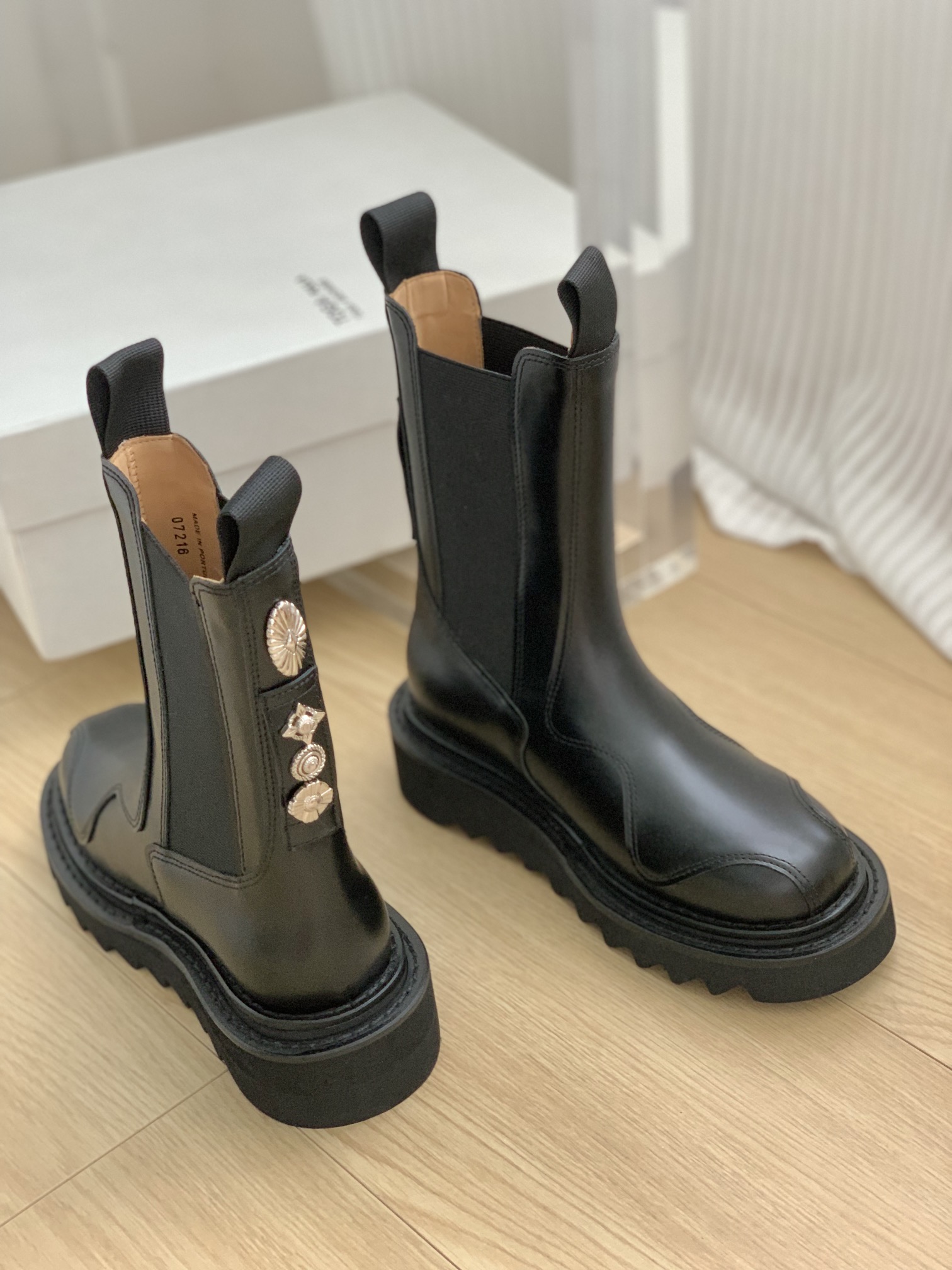 Stylish Toga Chelsea Boots with Retrometal Badge Detailing in Various Heights - 图片 8
