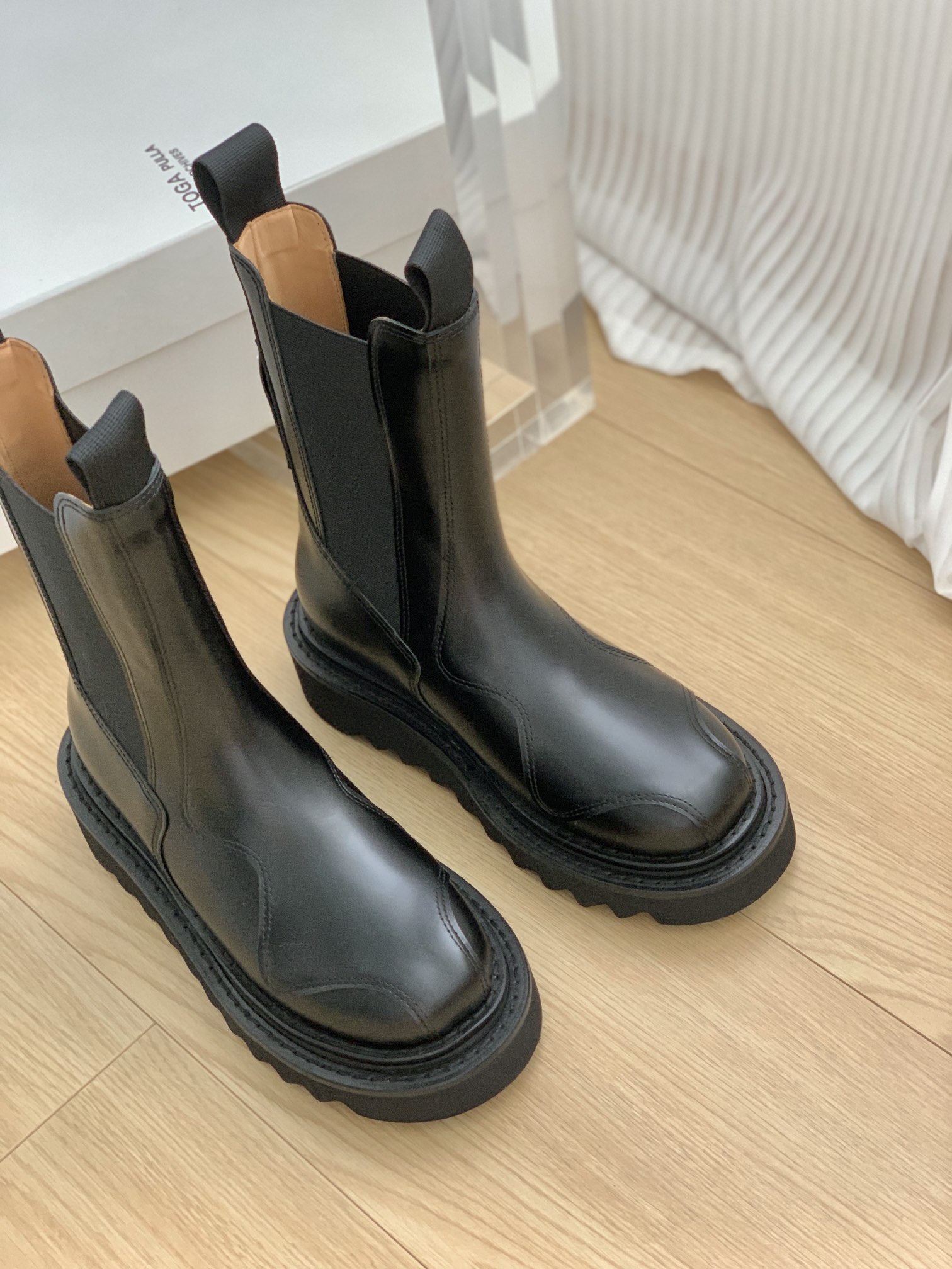 Stylish Toga Chelsea Boots with Retrometal Badge Detailing in Various Heights - 图片 7