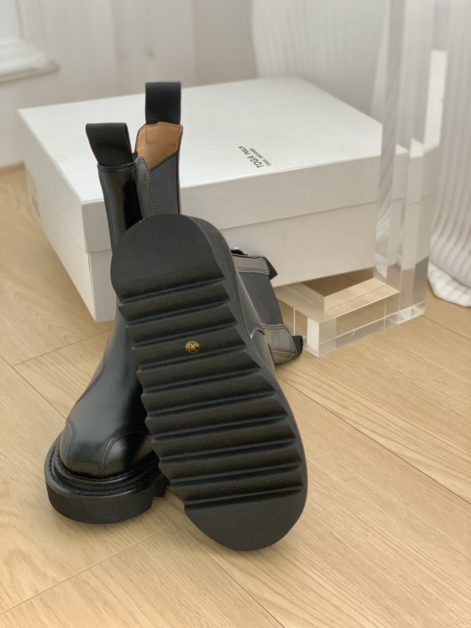 Stylish Toga Chelsea Boots with Retrometal Badge Detailing in Various Heights - 图片 5