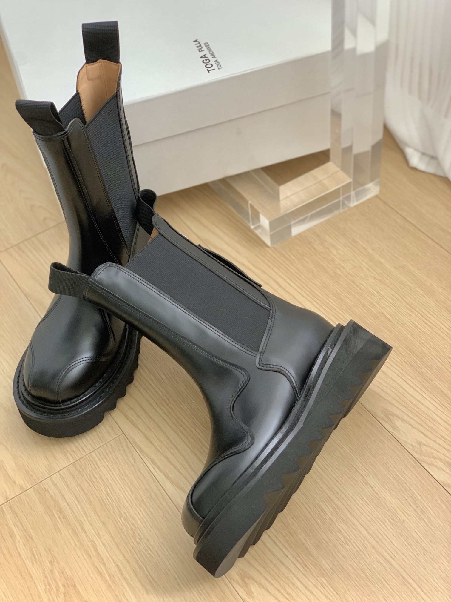 Stylish Toga Chelsea Boots with Retrometal Badge Detailing in Various Heights - 图片 4
