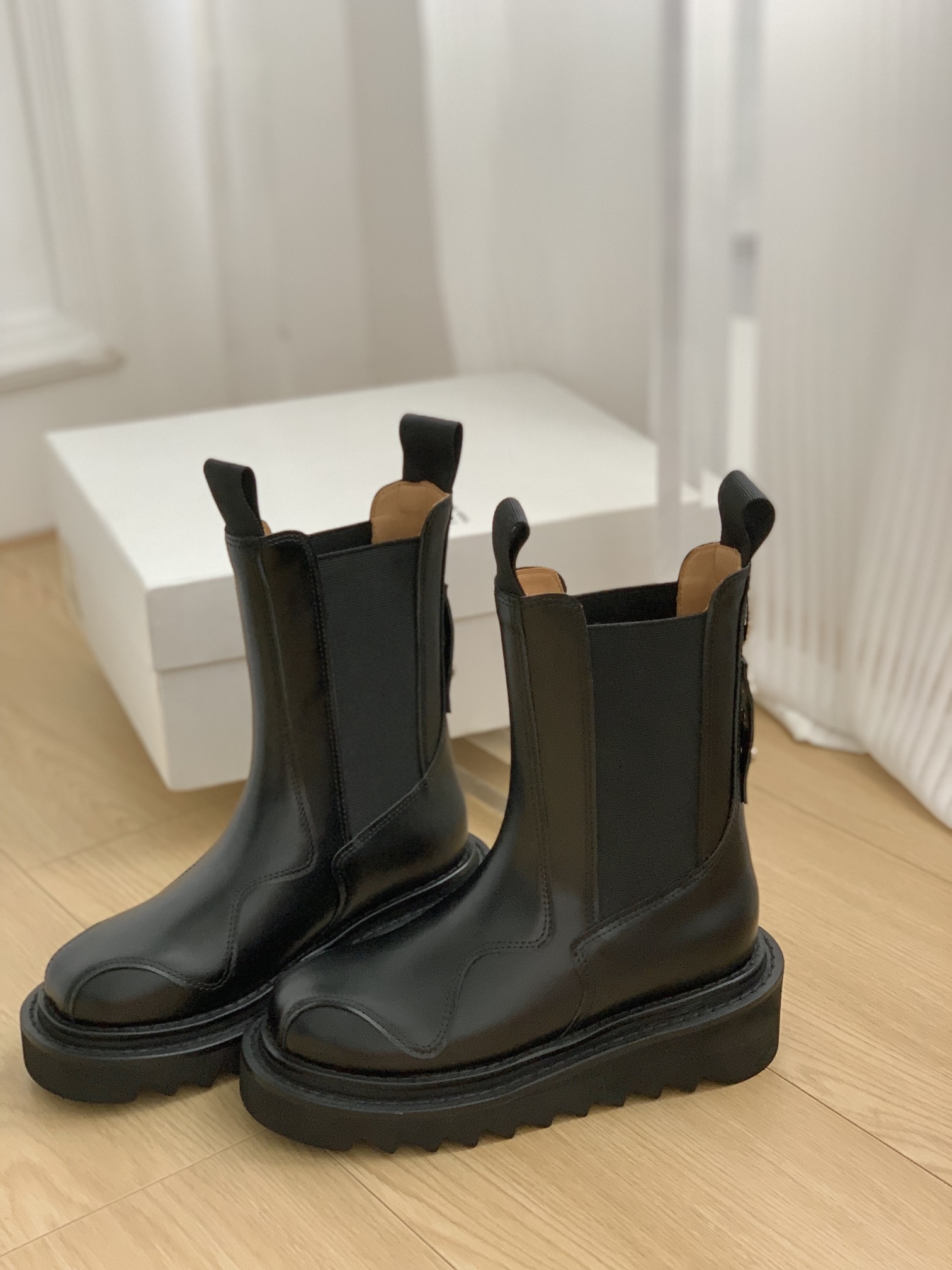 Stylish Toga Chelsea Boots with Retrometal Badge Detailing in Various Heights - 图片 2