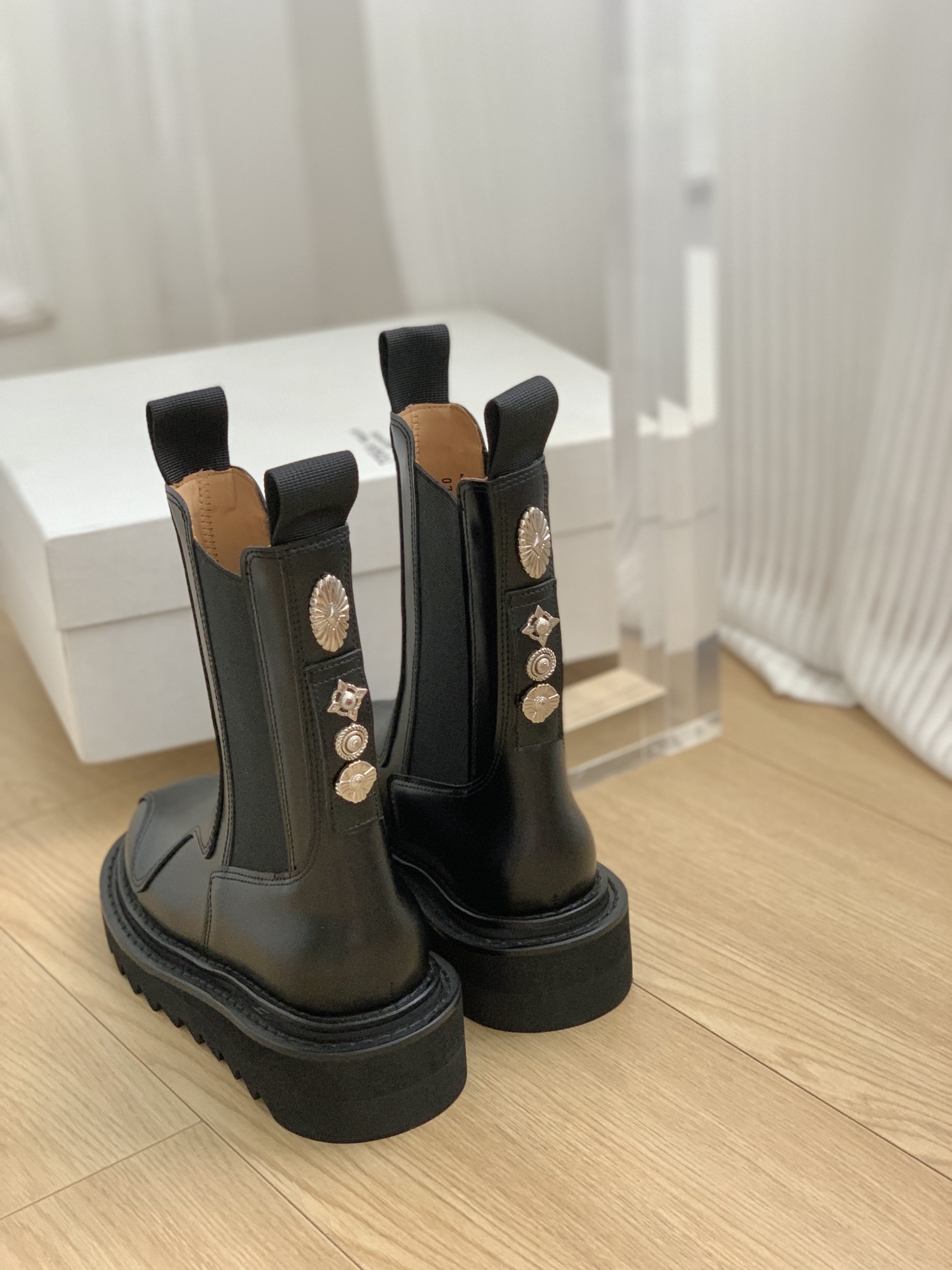 Stylish Toga Chelsea Boots with Retrometal Badge Detailing in Various Heights - 图片 3