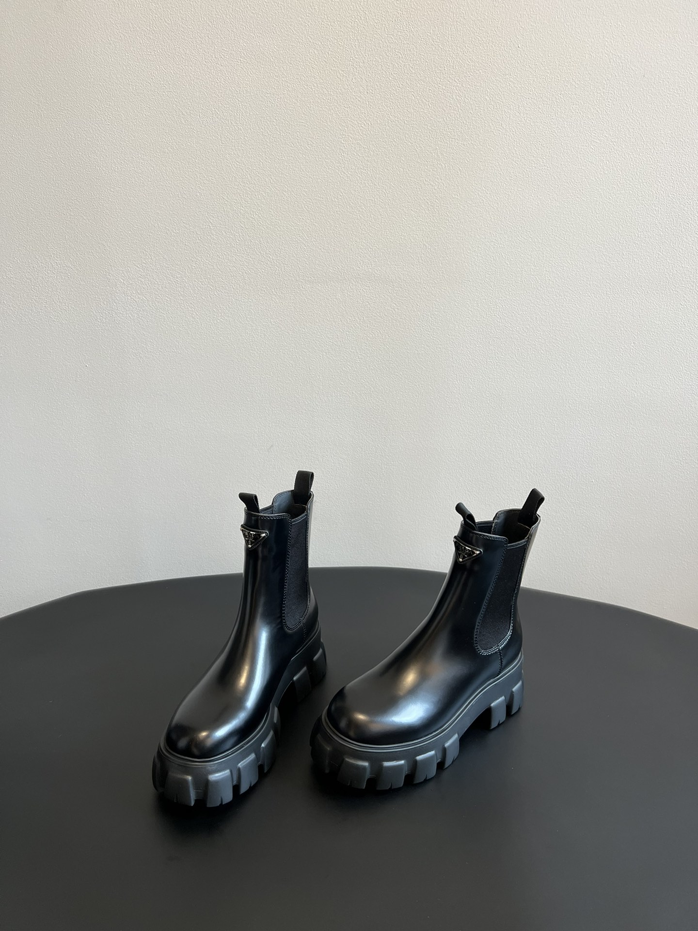 Prada Bottines Chelsea à Semelle Épaisse en Cuir Noir pour Femme